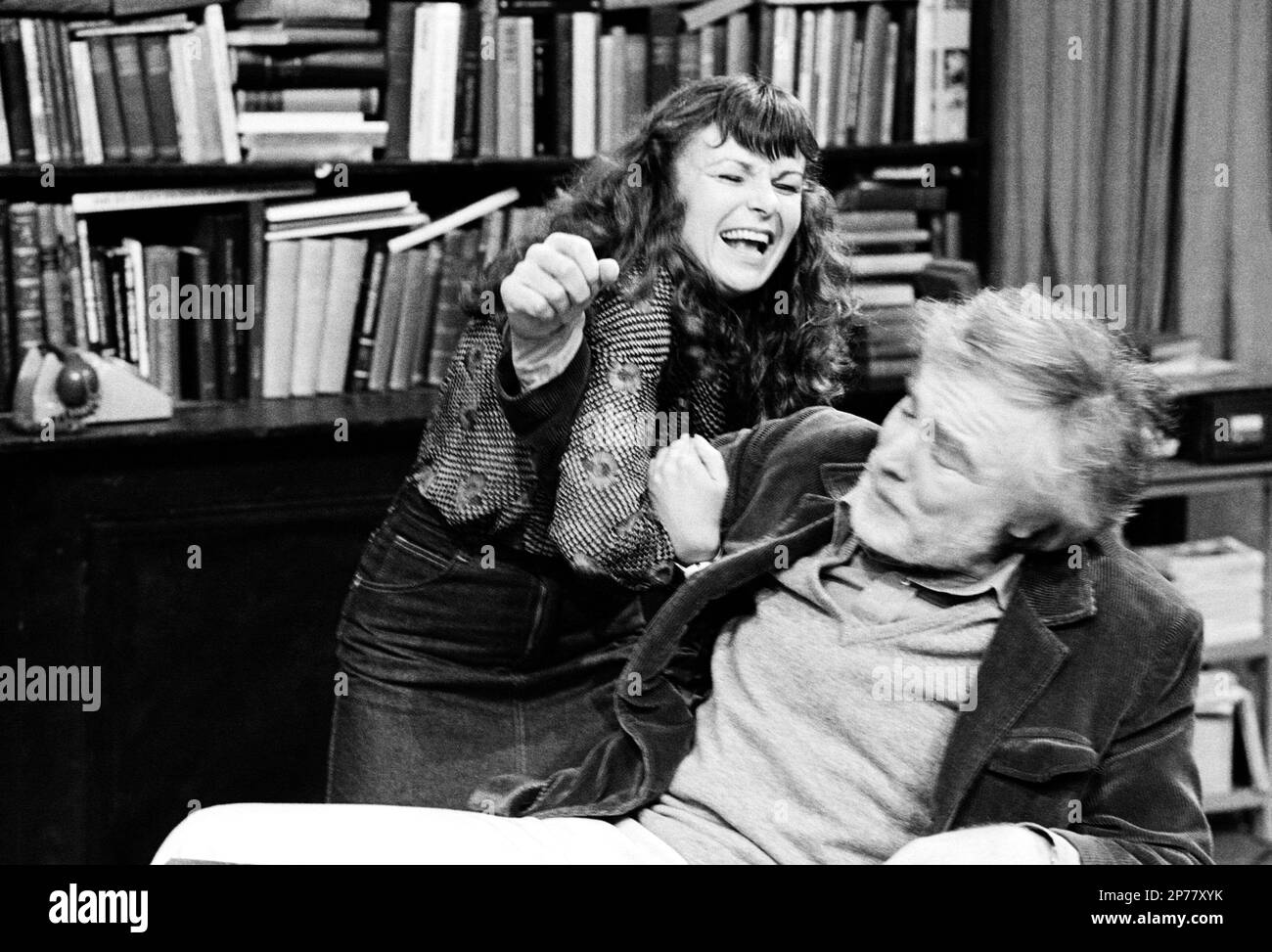 Julie Walters (Rita), Mark Kingston (Frank) in EDUCATION RITA von Willy Russell bei der Royal Shakespeare Company (RSC), The Warehouse, London WC2 16/06/1980 Design: Poppy Mitchell Beleuchtung: Leo Leibovici Regisseur: Mike Ockrent Stockfoto