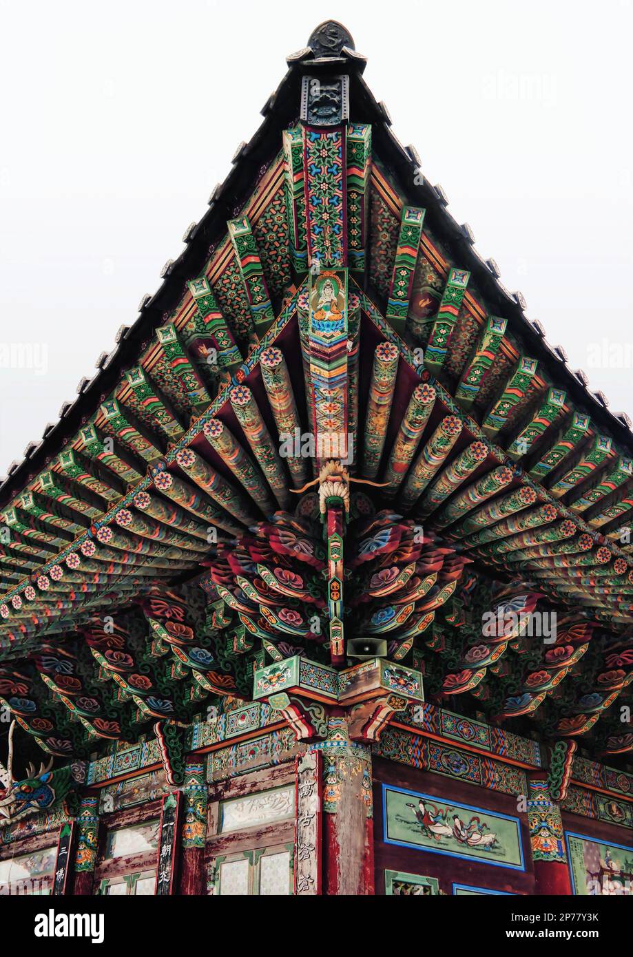 Seoul, Südkorea - Mai 2022: Landschaft der koreanischen Architektur mit farbenfrohem Dach Haedong Yonggungsa Tempel Stockfoto