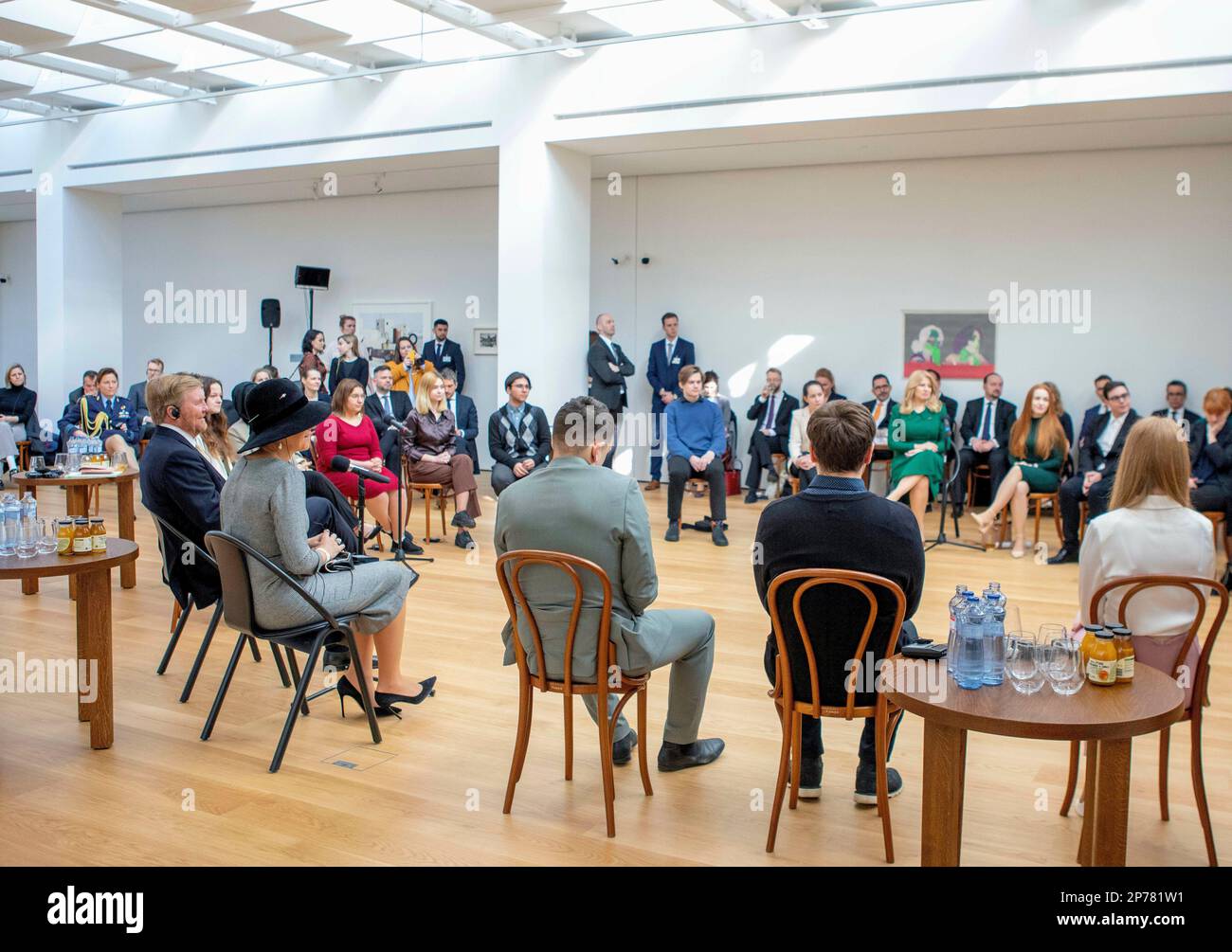 Slowakei , 08. März 2023, König Willem-Alexander und Königin Maxima der Niederlande auf der Slowakischen Nationalgalerie, am 08. März 2023, für ein Gespräch mit slowakischen Jugendlichen über die Emanzipation von Frauen und die Gleichstellung der Geschlechter, anlässlich der 2. Eines 3-tägigen Staatsbesuchs in der Slowakei Foto: Albert Nieboer/Niederlande AUSSTIEG/Point de Vue AUSSTIEG Stockfoto