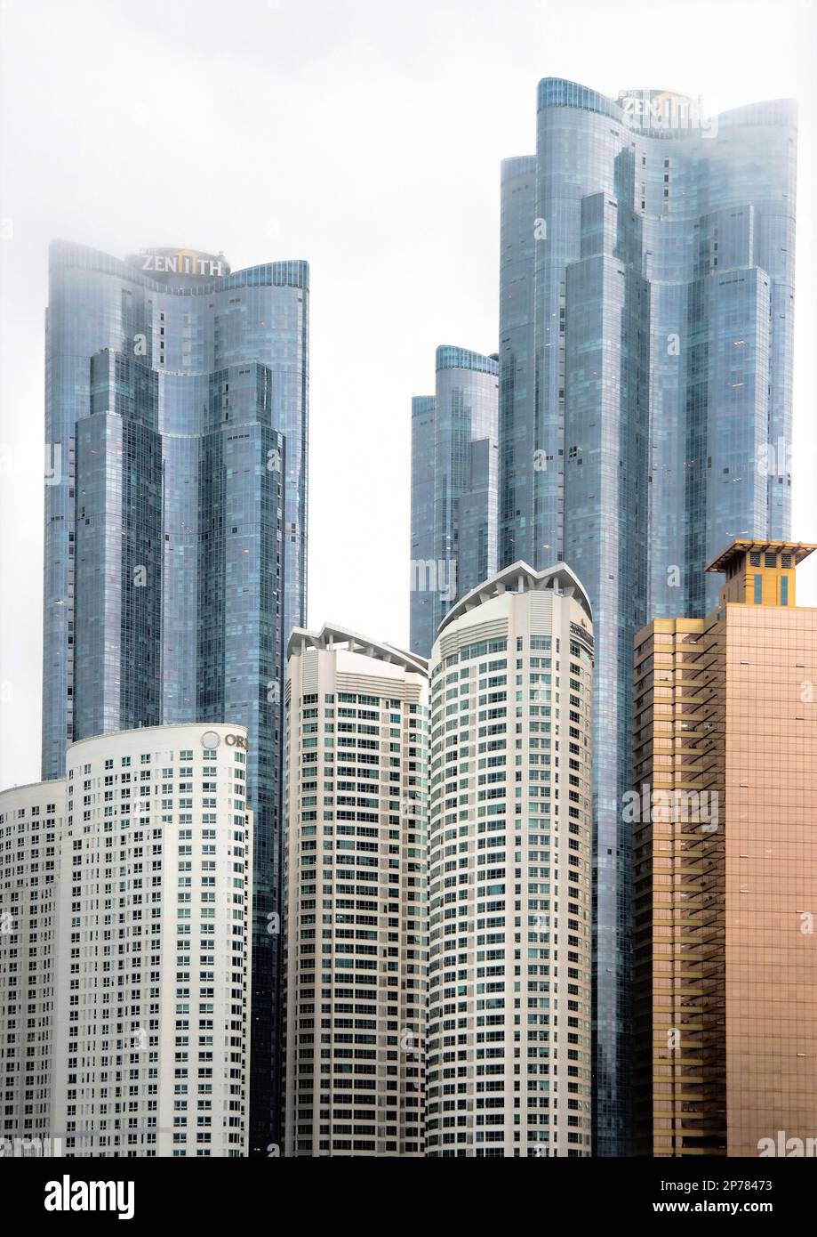 Busan, Südkorea - Mai 2019: Doosan Haeundae Wir haben die Zenith Towers und Wohngebäude in Marine City, Haeundae District Stockfoto