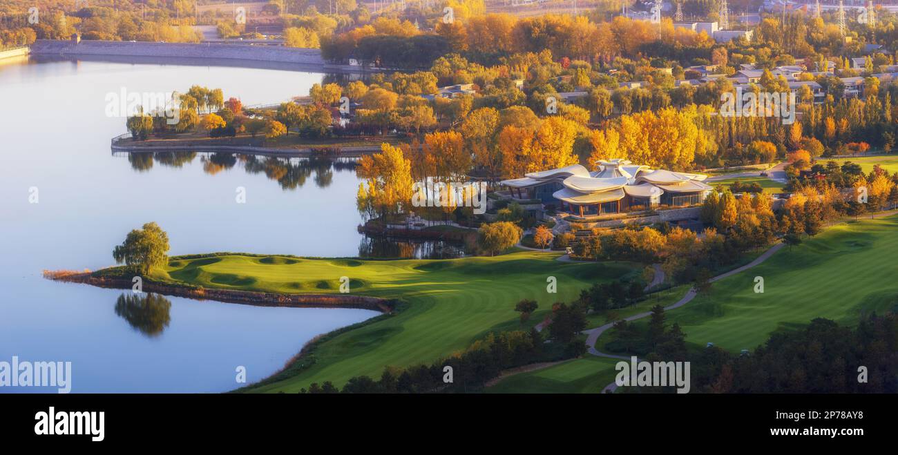 Sunrise Oriental Kempinski Hotel, Sunrise Oriental Hotel, Nachtblick des Sunrise Oriental Hotel, Stadt, Wasser, Entwicklung, Berge, see, Hotel, modern, urbane Landschaft, Gebäude, Nobody, Night View, Huairou, National Convention Center, mit Sternen bewertetes Hotel, R Stockfoto