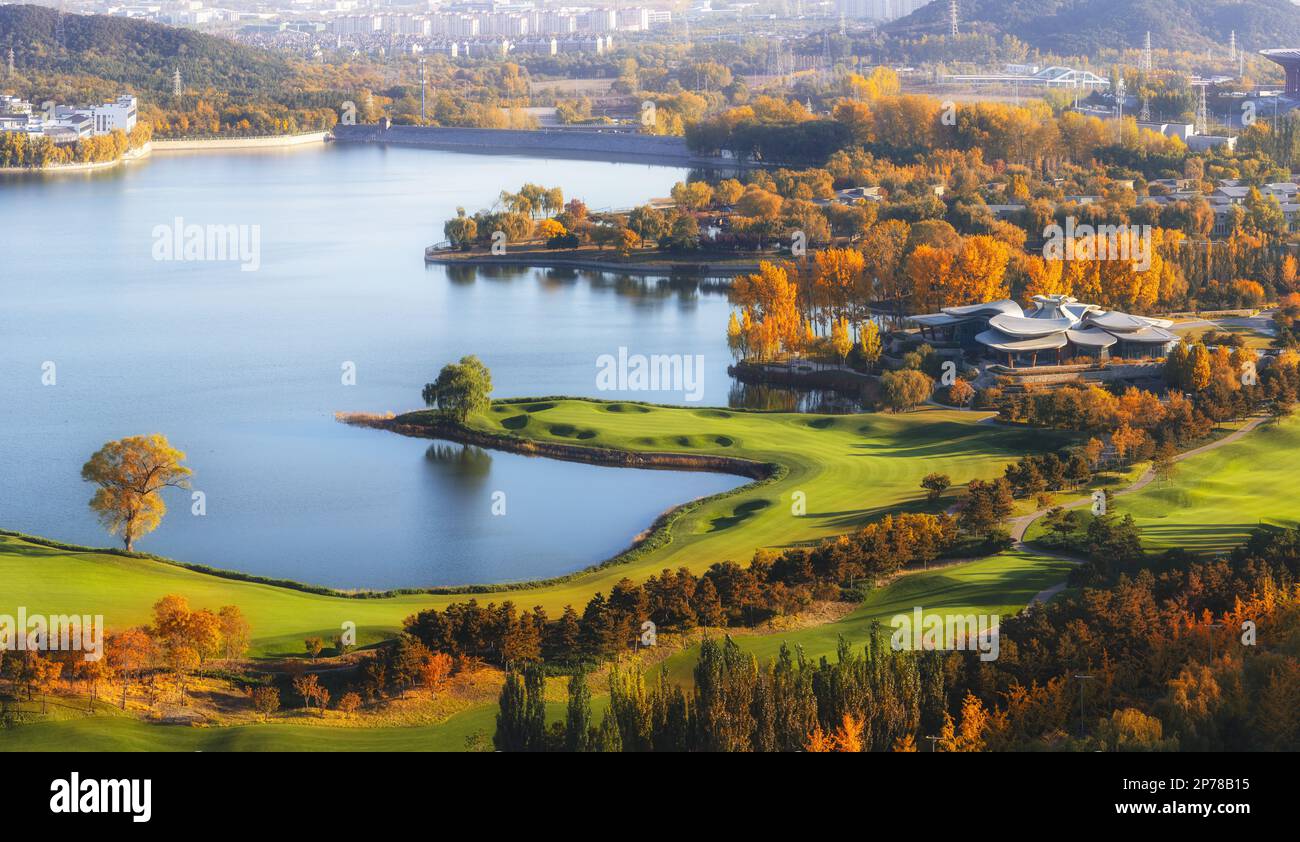 Sunrise Oriental Kempinski Hotel, Sunrise Oriental Hotel, Nachtblick des Sunrise Oriental Hotel, Stadt, Wasser, Entwicklung, Berge, see, Hotel, modern, urbane Landschaft, Gebäude, Nobody, Night View, Huairou, National Convention Center, mit Sternen bewertetes Hotel, R Stockfoto