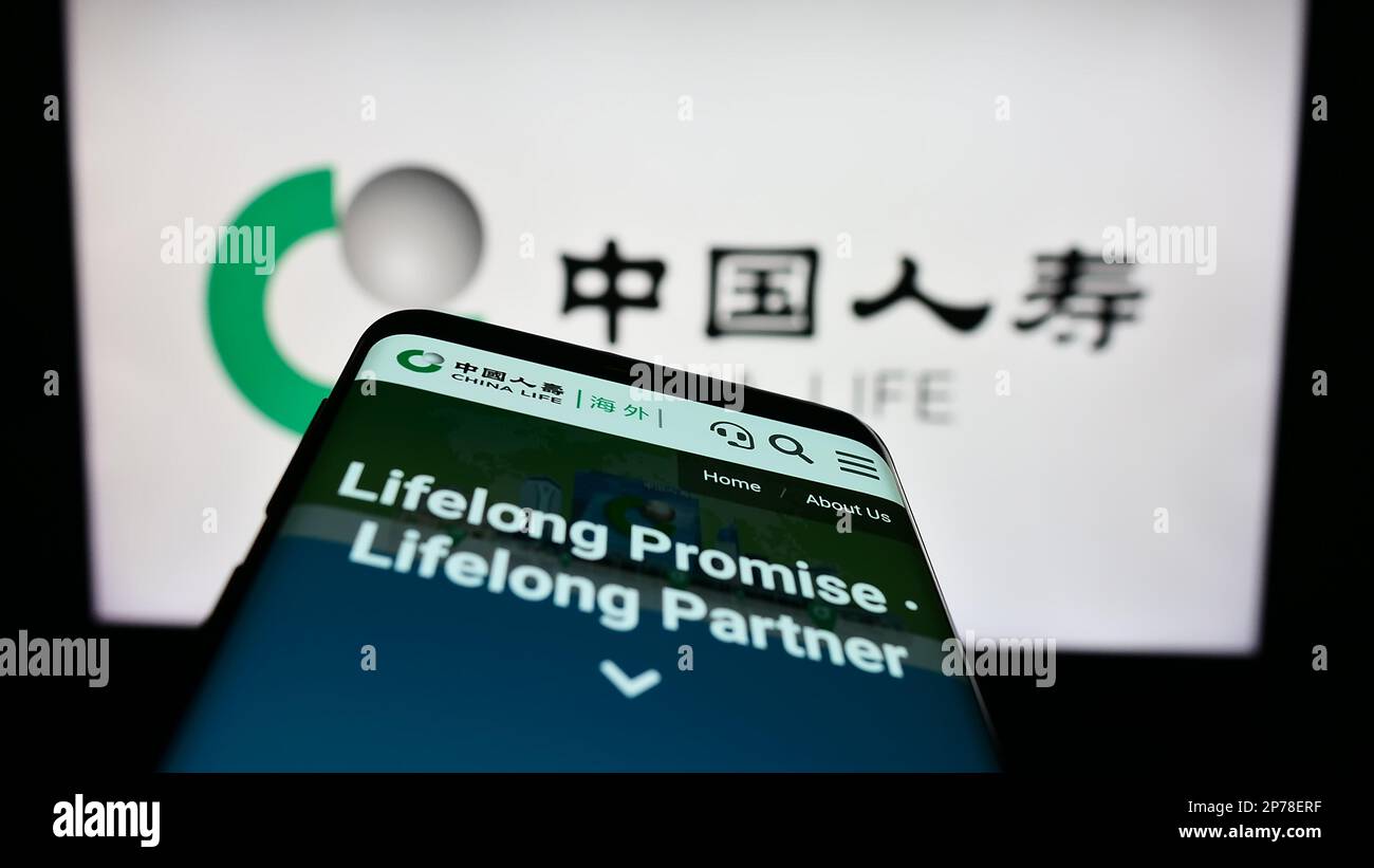 Smartphone mit Website des Unternehmens China Life Insurance Company Limited auf dem Bildschirm vor dem Unternehmenslogo. Fokus auf oberer linker Seite des Telefondisplays. Stockfoto