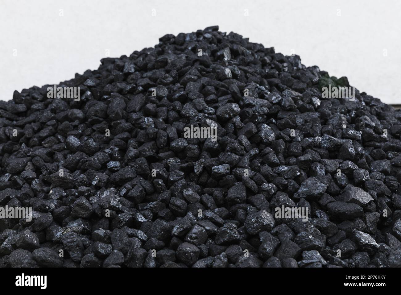 Stapel von natürlicher schwarzer Steinkohle für Textur Hintergrund. Kohleenergie. Stockfoto