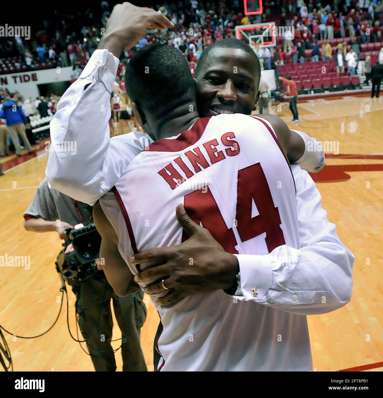 Alabama basketball head coach Anthony Grant hugs player Chris Hines after Alabama beat the Georgia at Coleman Coliseum in Tuscaloosa, Ala., Saturday, March 5, 2011. (The Birmingham News,Tamika Moore) Stockfoto