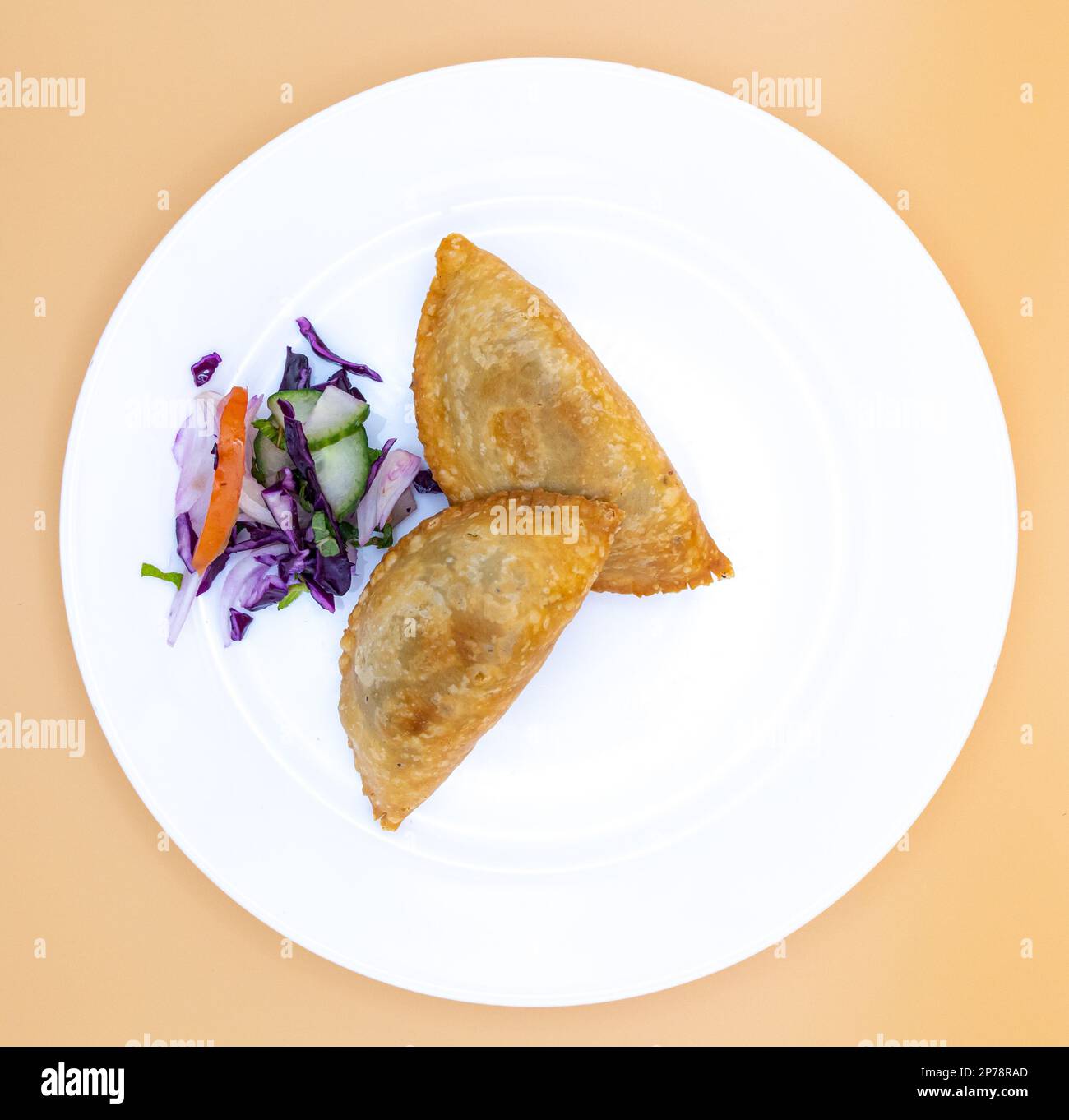 Ramadan Food Patties: Vegetarische Samosa, Veg Patty mit Salat. Würziger Indischer Pakistanischer Snack. Street Food Stockfoto