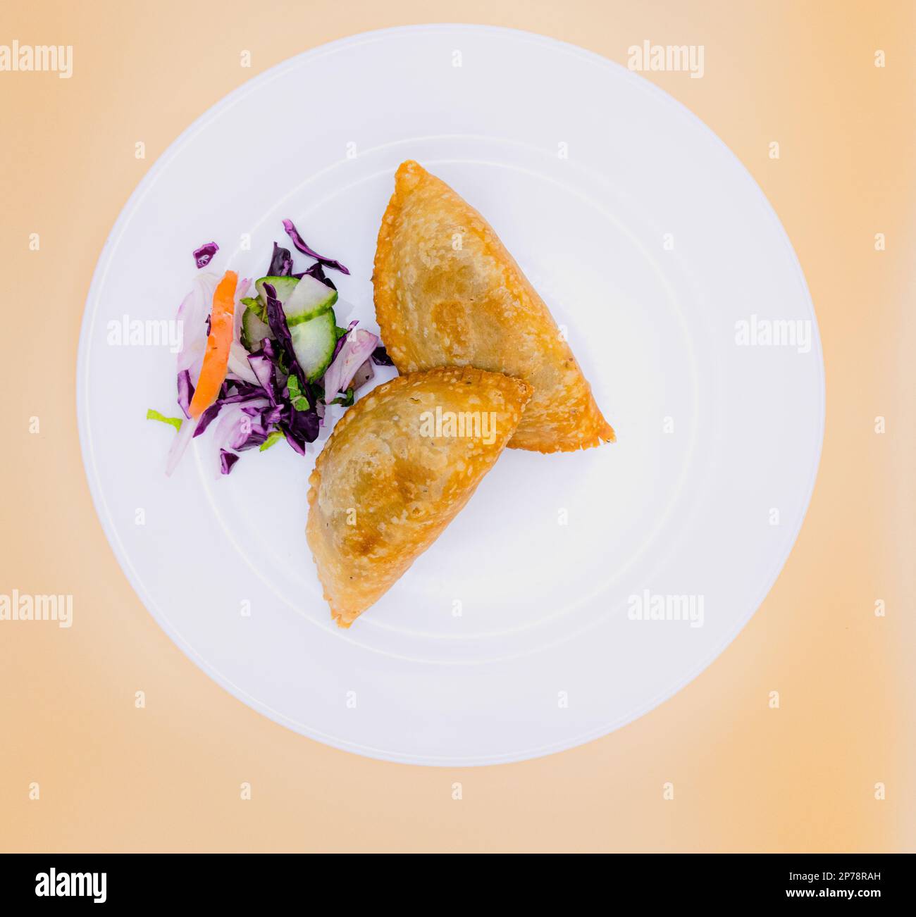 Ramadan Food Patties: Vegetarische Samosa, Veg Patty mit Salat. Würziger Indischer Pakistanischer Snack. Street Food Stockfoto