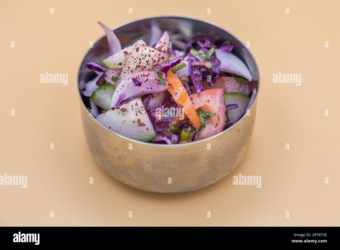 Salat: Traditioneller nahöstlicher Salat, gemischt mit Gurken, Tomaten, Petersilie, Olivenöl und Sumac-Gewürzen. Stockfoto