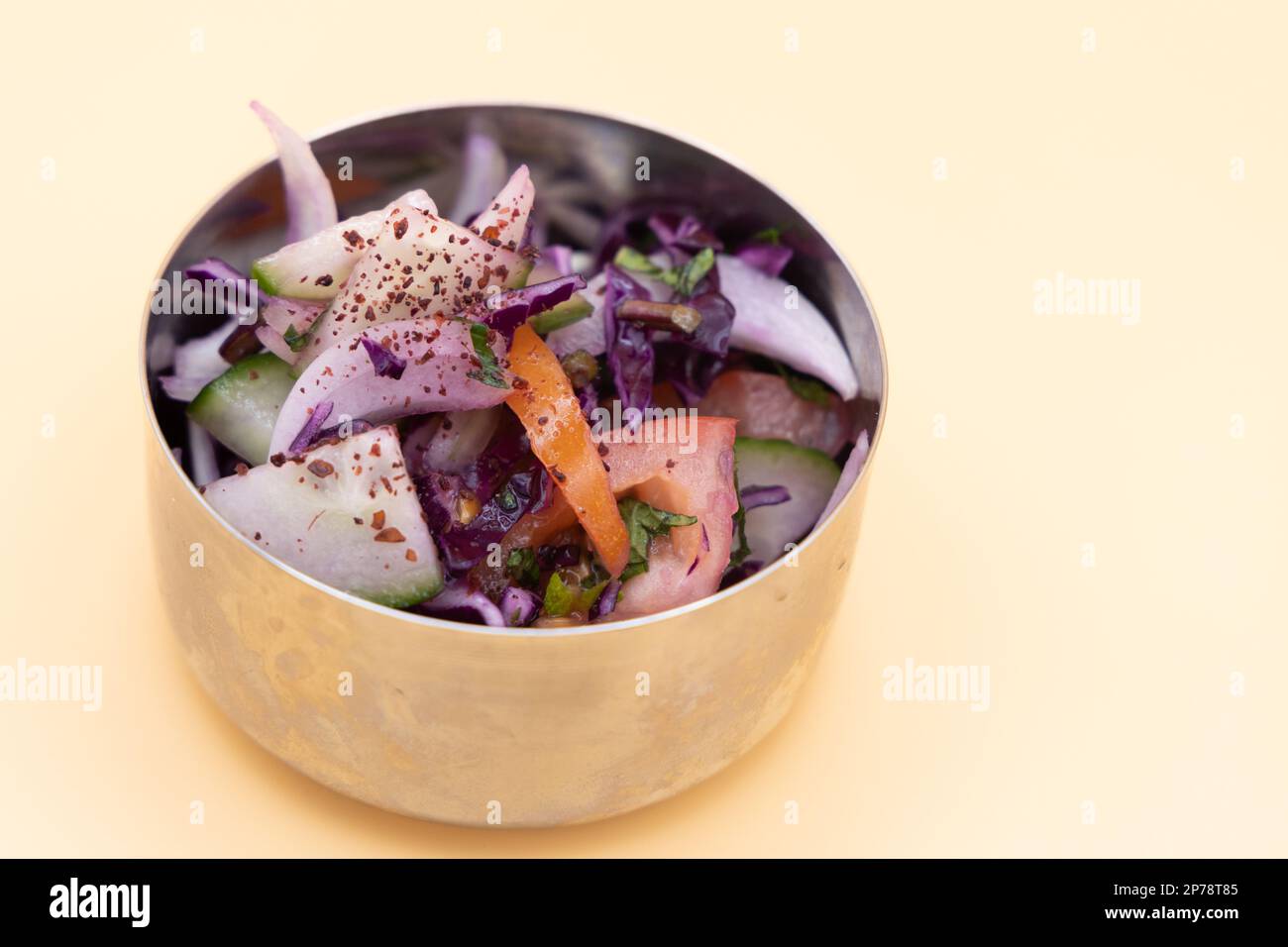 Salat: Traditioneller nahöstlicher Salat, gemischt mit Gurken, Tomaten, Petersilie, Olivenöl und Sumac-Gewürzen. Stockfoto