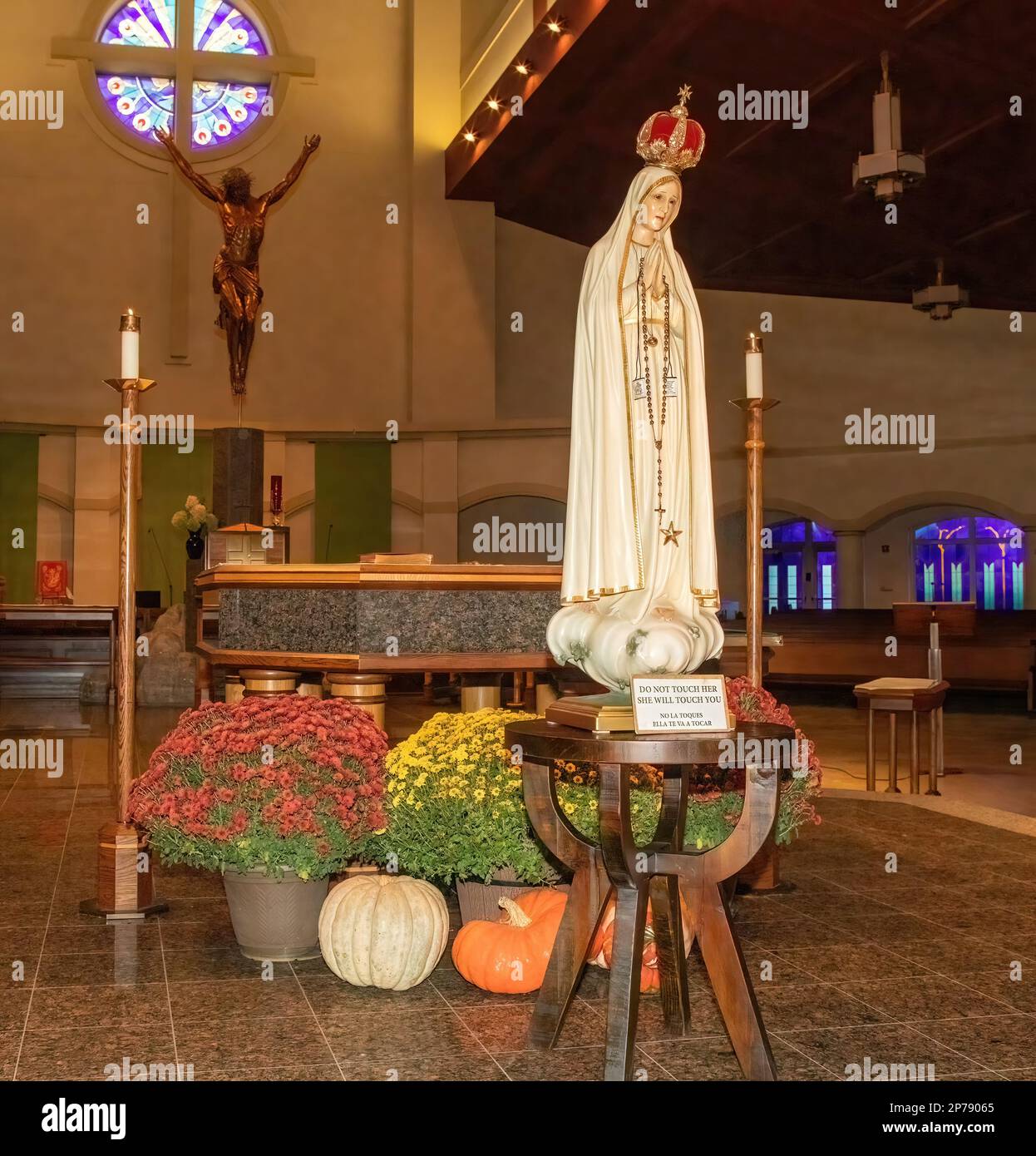 Die weltberühmte Statue der Internationalen Pilgerjungfrau von Fatima, die 1947 von Jose Thedim, St. Katholische Kirche Ambrose, Woodbury, MN. Stockfoto