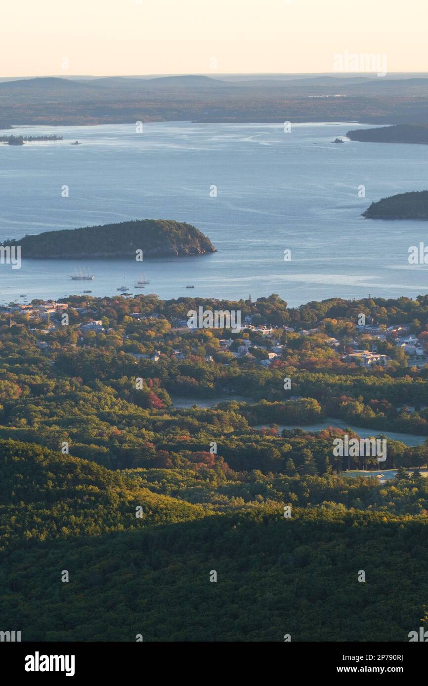 Blick auf Bar Harbor und Frenchman Bay von der Straße bis zum Cadillac Mountain Stockfoto