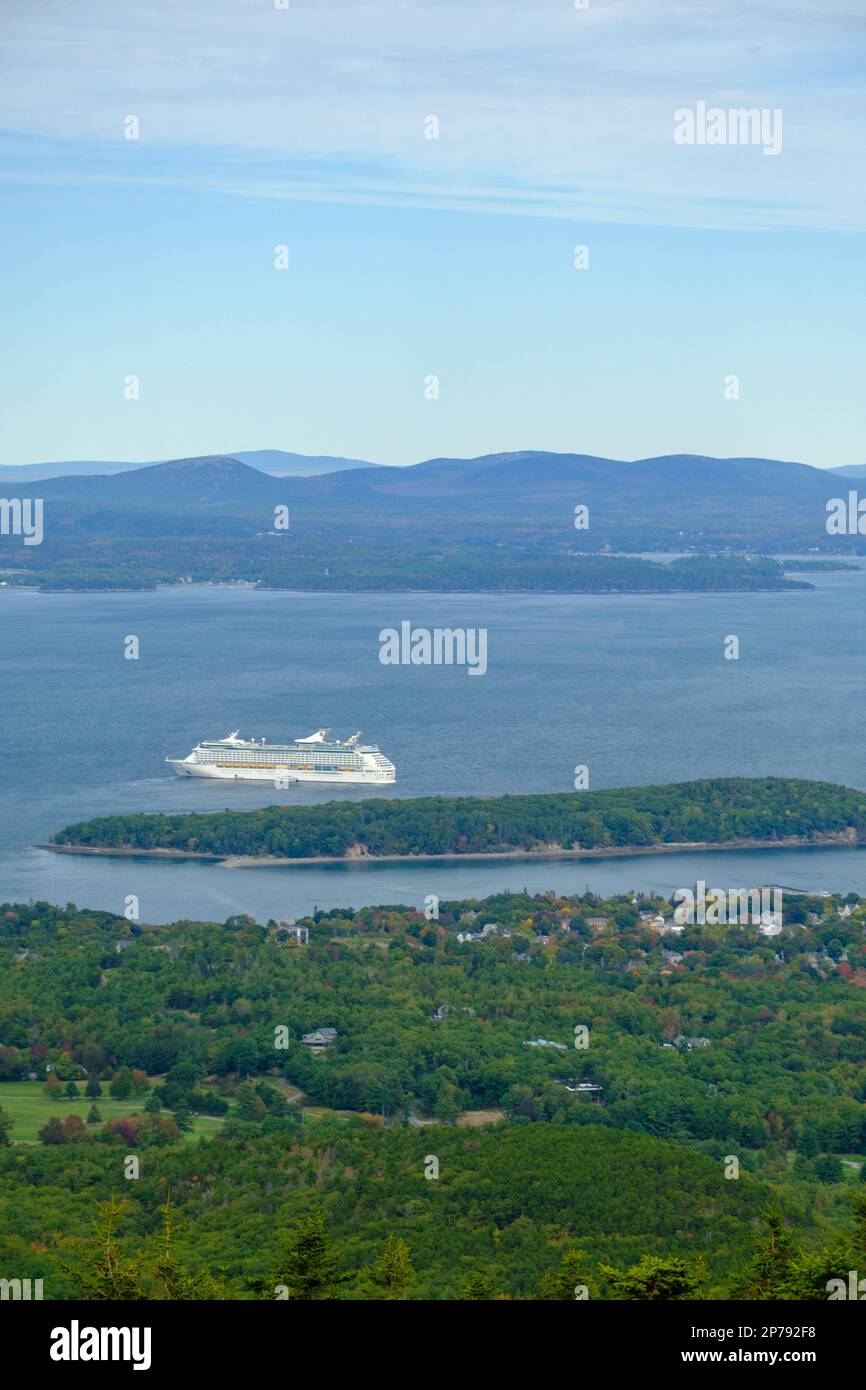 10 03 2022 Uhr: Ein Kreuzfahrtschiff in der frenchmen Bay vor Bar Harbor Stockfoto