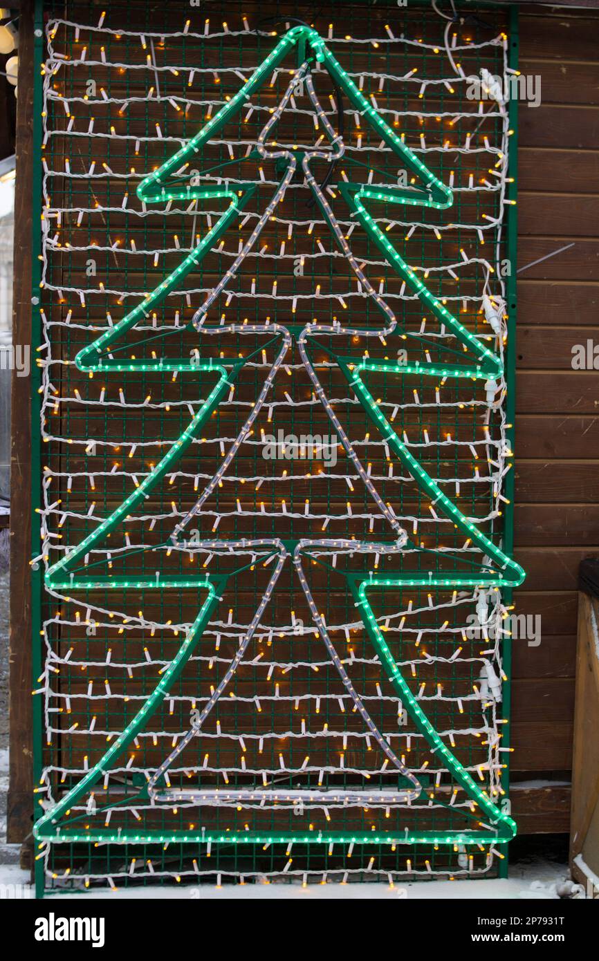 Verkauf von Weihnachtsbäumen Zeichen aus den Girlanden in Form eines Weihnachtsbaums Stockfoto