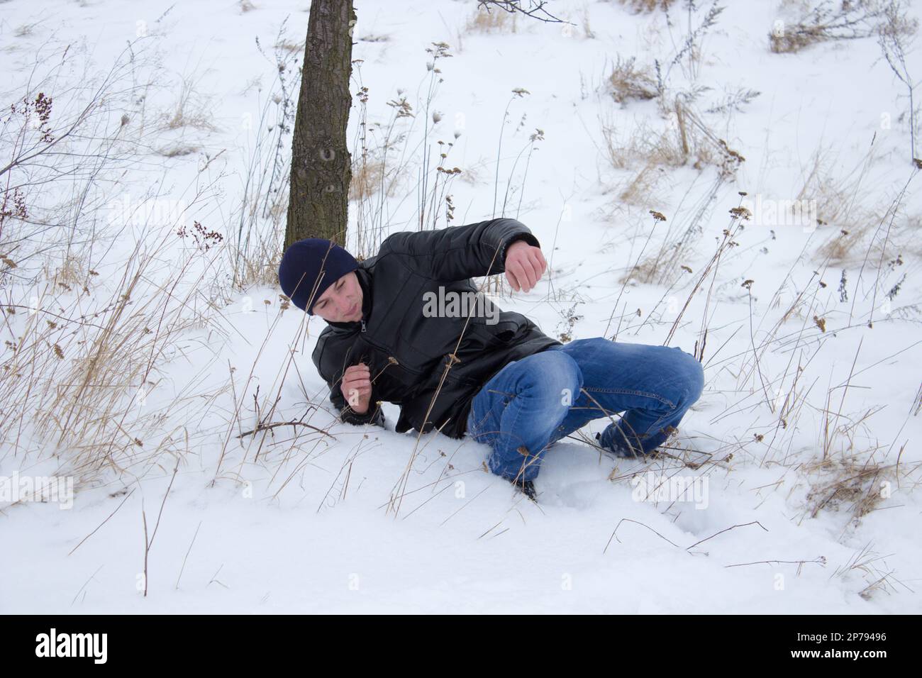 Der Typ rutschte aus und fiel im Winter vom Berg in den Schnee Stockfoto