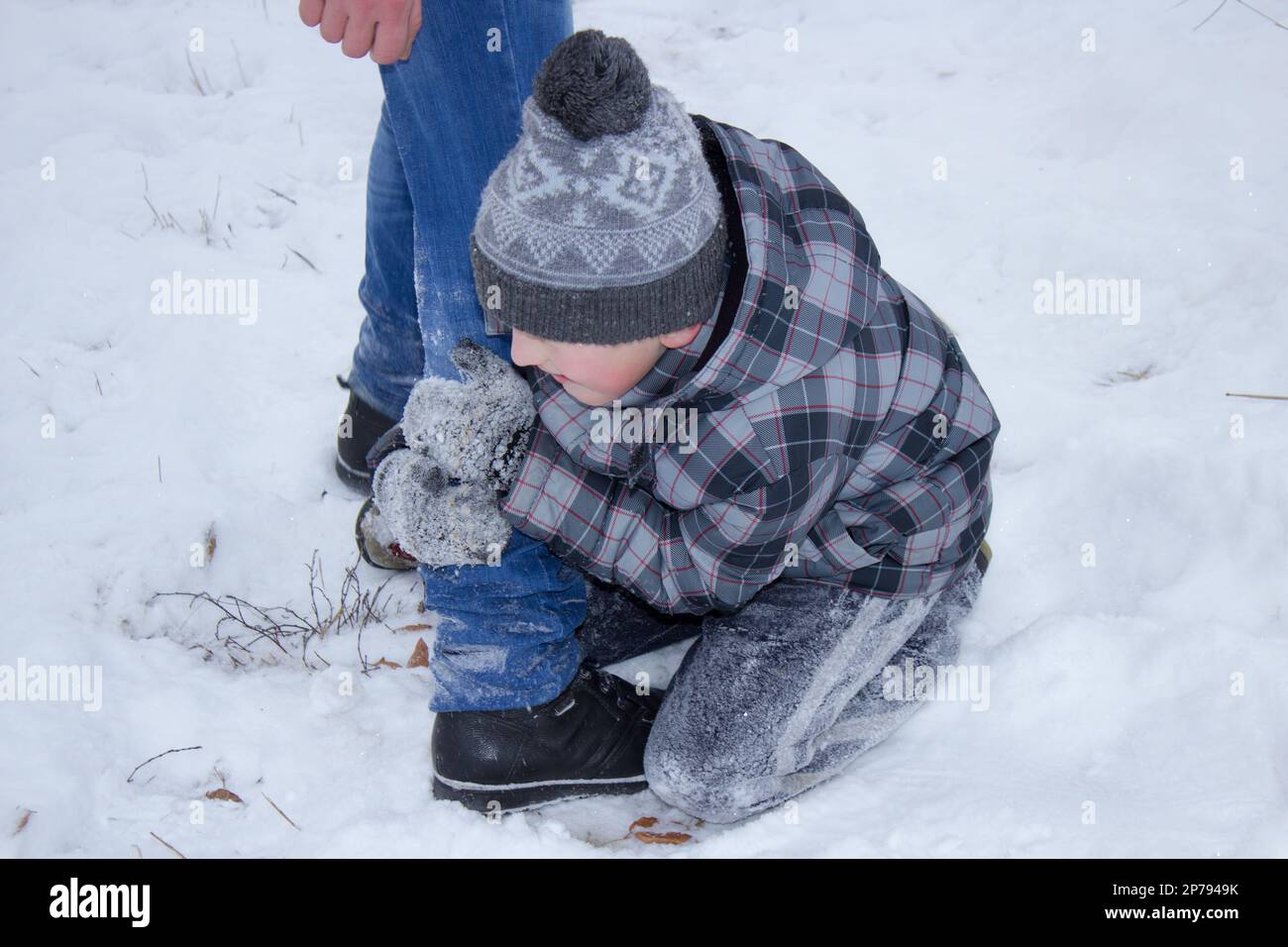 Der kleine Junge hält seinen Bruder im Winter im Schnee im Schnee Stockfoto