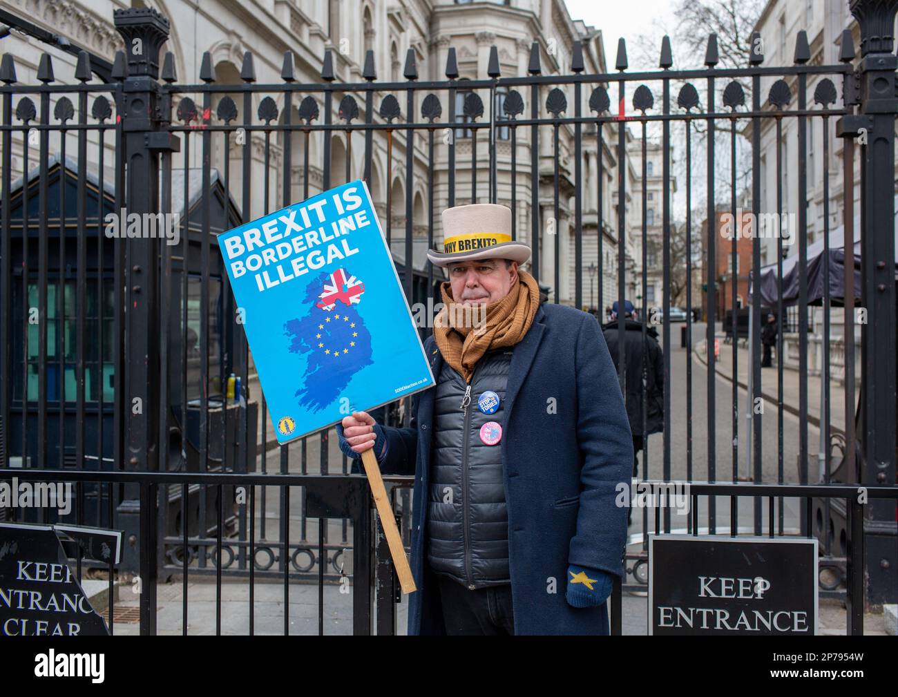 London, uk, 27., Feb, 2023. Anti-Brexit-Demonstranten Steve bray hält Plakat vor der Downing Street Stockfoto