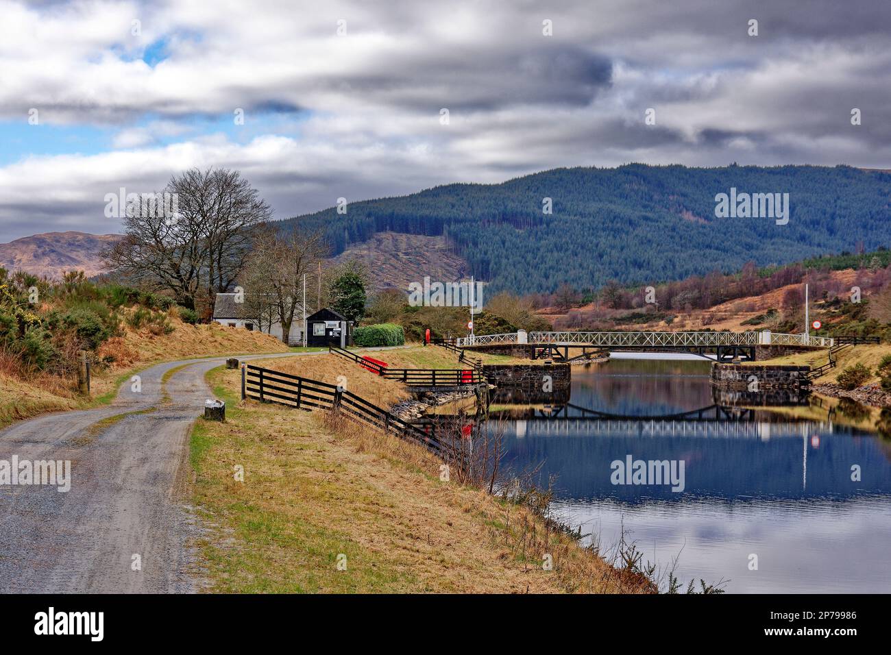 Gairlochy Caledonian Canal Spean Bridge Great Glen Way Schottland Schotterstraße führt zur weißen Moy Swing Bridge Stockfoto