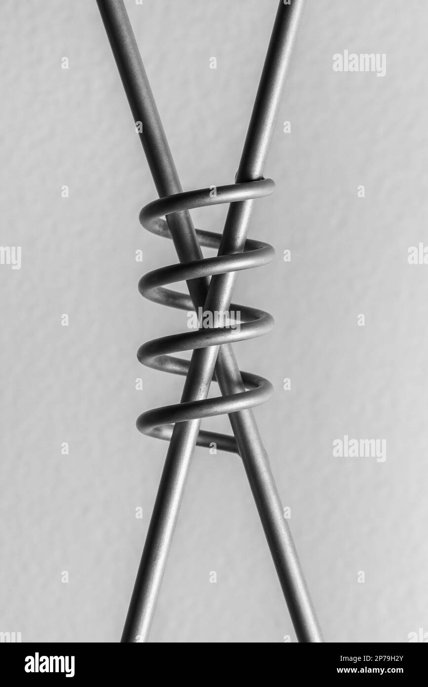 Der Buchstabe x mit einer Spirale in der Mitte aus Stahldraht. Stockfoto
