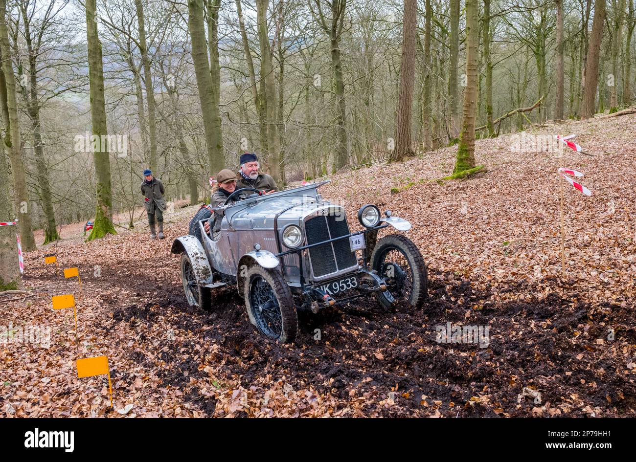 Die Mitglieder des Vintage Sports Car Club (V.S.C.) nehmen an den jährlichen John Harris Hill Trials für Fahrzeuge Teil, die vor W.W.2 hergestellt wurden. Stockfoto