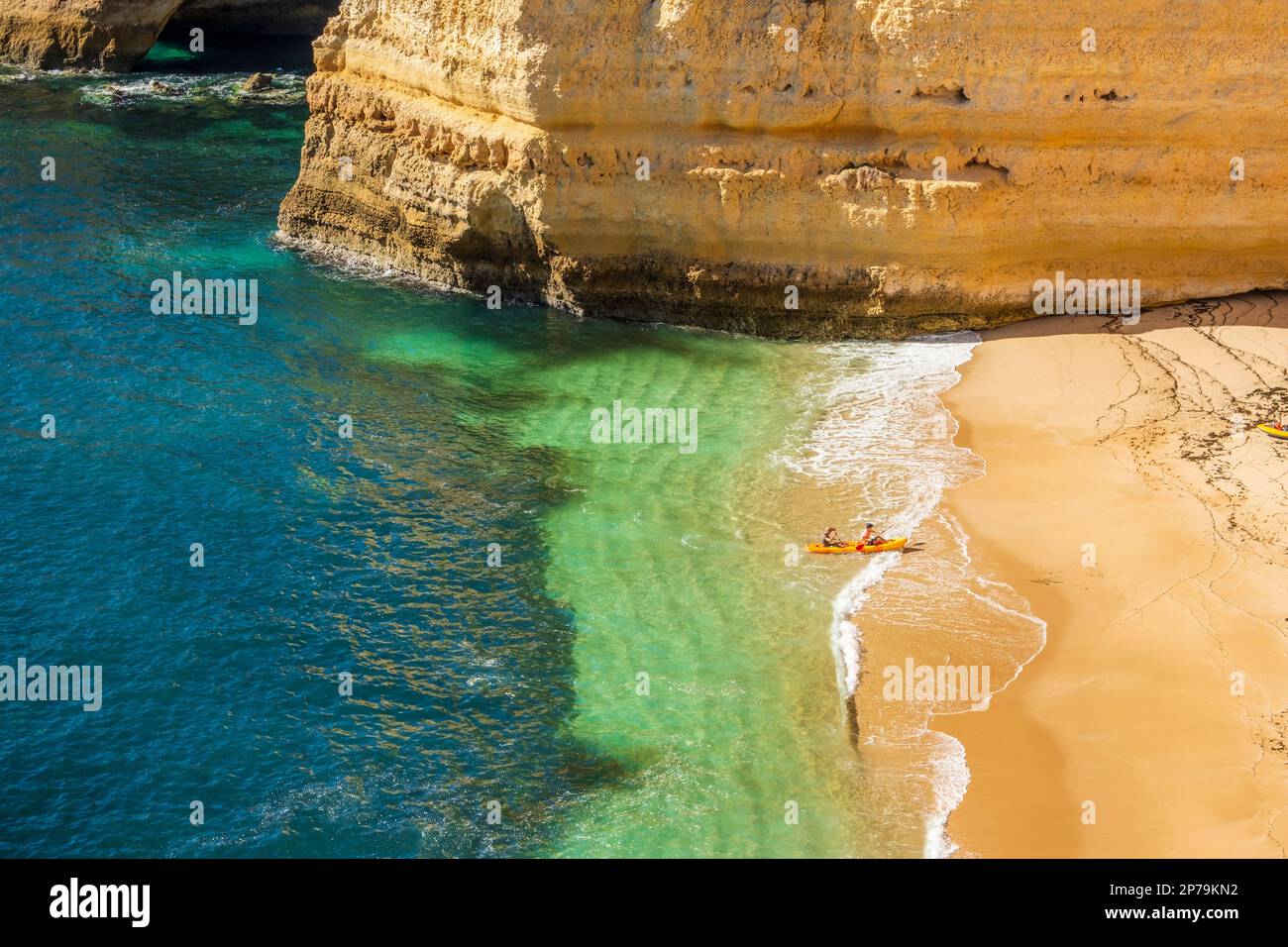 Ein Paar mit dem Kajak erreicht den Sandstrand von Corredoura in der Algarve, Portugal Stockfoto