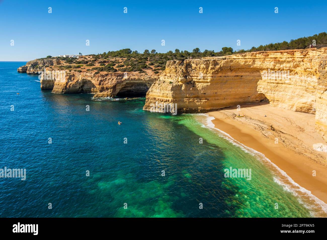 Wunderschöne Klippen und Strand namens Cao Raivoso an der Algarve, Südportugal Stockfoto