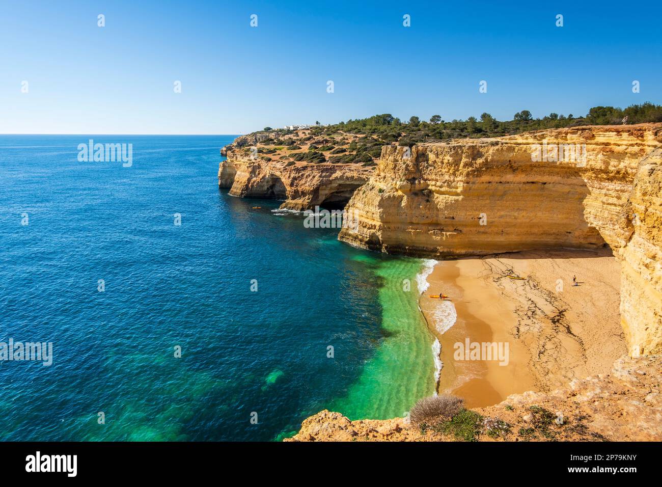 Wunderschöner Strand von Corredoura auf dem Seven Hanging Valleys Trail, Algarve, Portugal Stockfoto