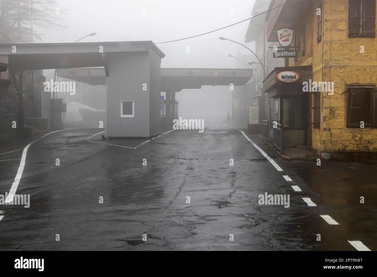 Grenze zwischen Österreich und Italien am Ploecken Pass. Der unbesetzte und verlassene Grenzübergang hat eine besonders mystische Wirkung im Nebel Stockfoto