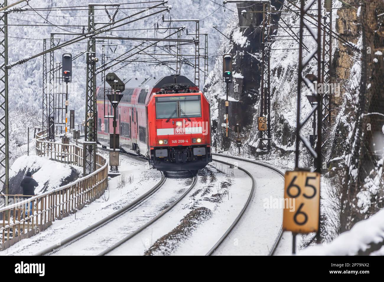 Deutsche Bahn Regionalzug durch den Schnee, Winter auf Geislinger Steige, Amstetten, Baden-Württemberg, Deutschland Stockfoto