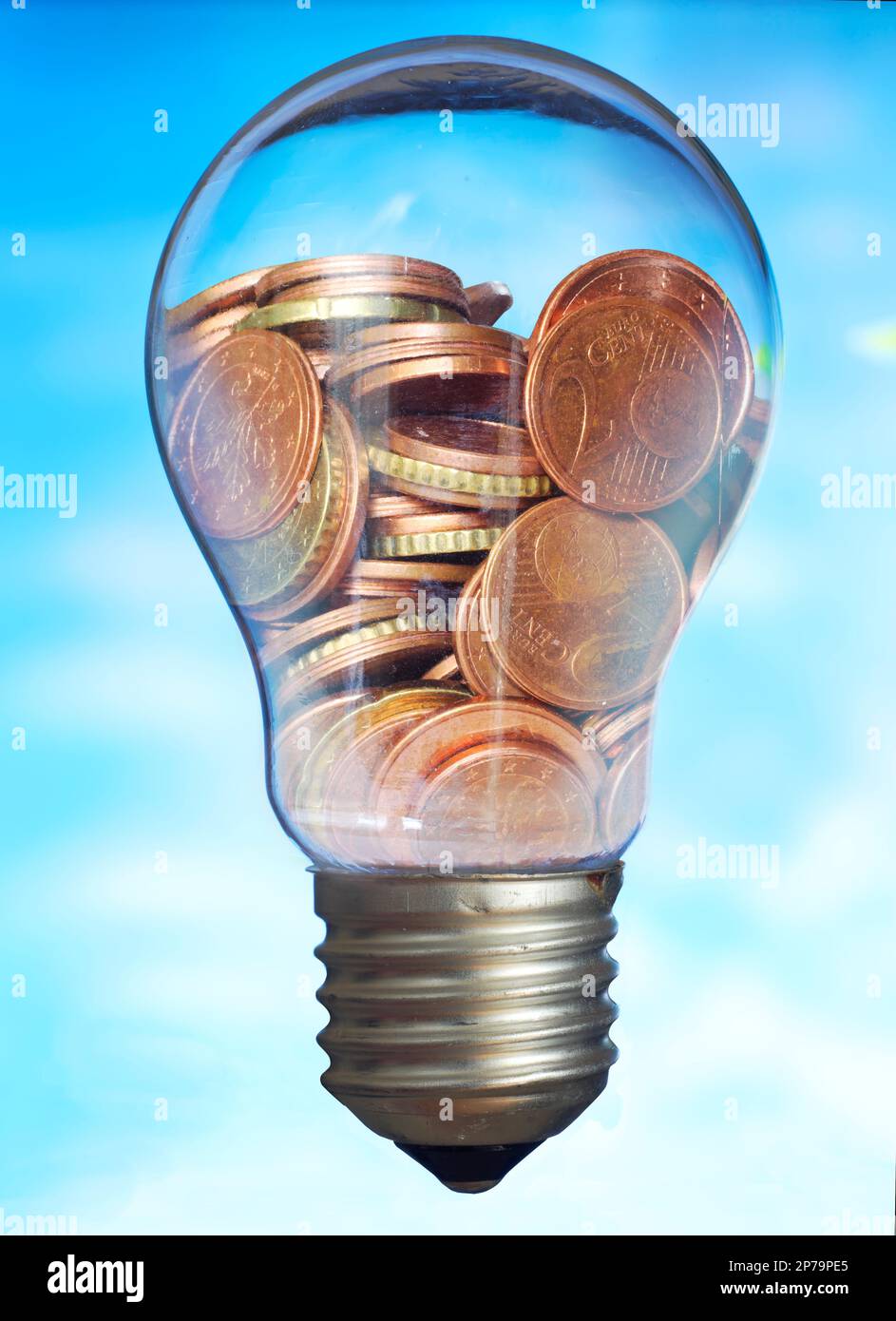 Energiesparen. Münzhaufen in Glühbirne. Energiesparen, Umweltschutz, natürliche Energie und Finanzkonzept Stockfoto