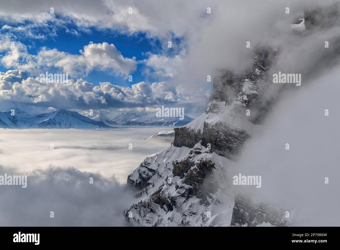 Nebel mit Sturmwolken über dem Rhone-Tal, blauer Himmel, Gemmi, Wallis, Schweiz Stockfoto