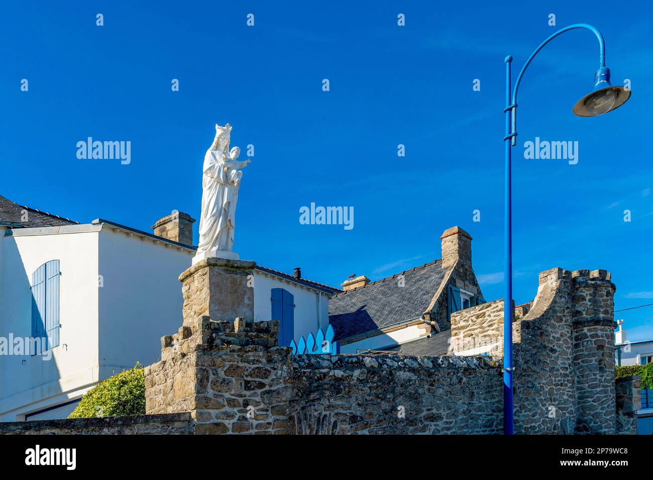 Weiße Madonna-Statue, Hauswand, Sonnenschein, Straßenlampe, Saint-Piere-Quiberon, Quiberon Peninsula, Bretagne, Frankreich Stockfoto