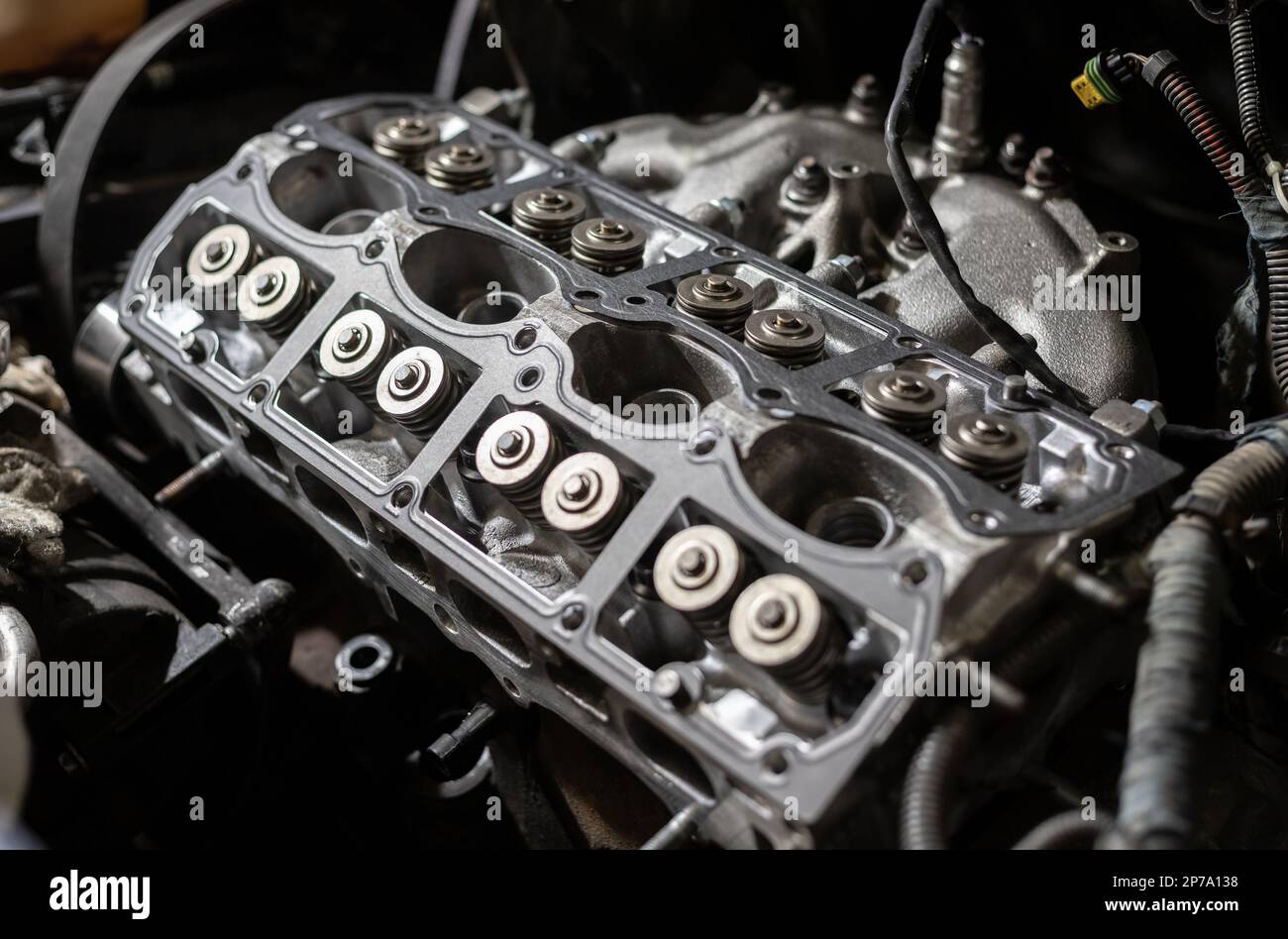 Car cylinder head valves -Fotos und -Bildmaterial in hoher Auflösung – Alamy