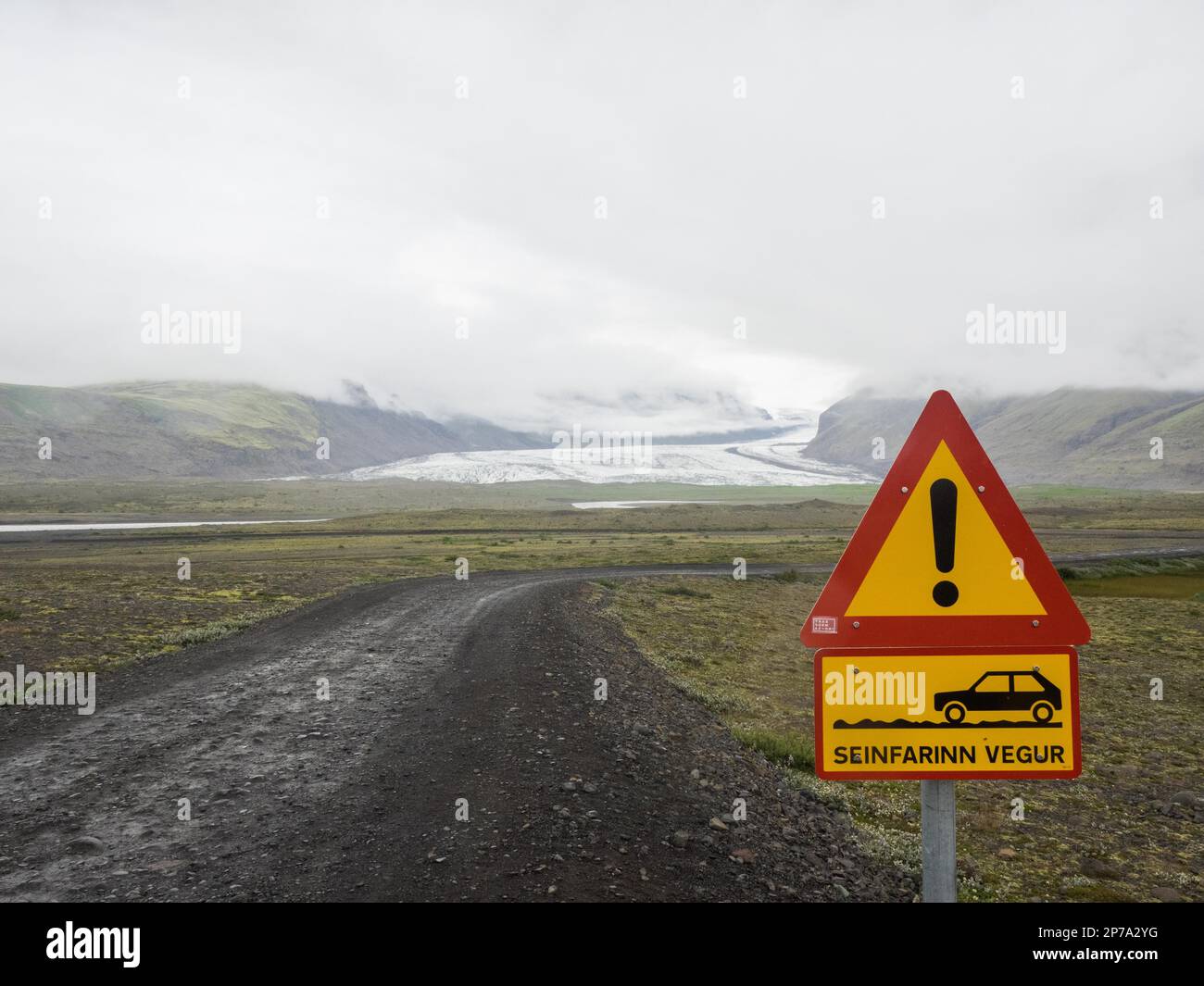 Verkehrsschild, Seinfarinn vegur, schwierige Straße, Svinafellsjoekull im Nebel dahinter, Vatnajoekull Gletscherzunge, Island Stockfoto