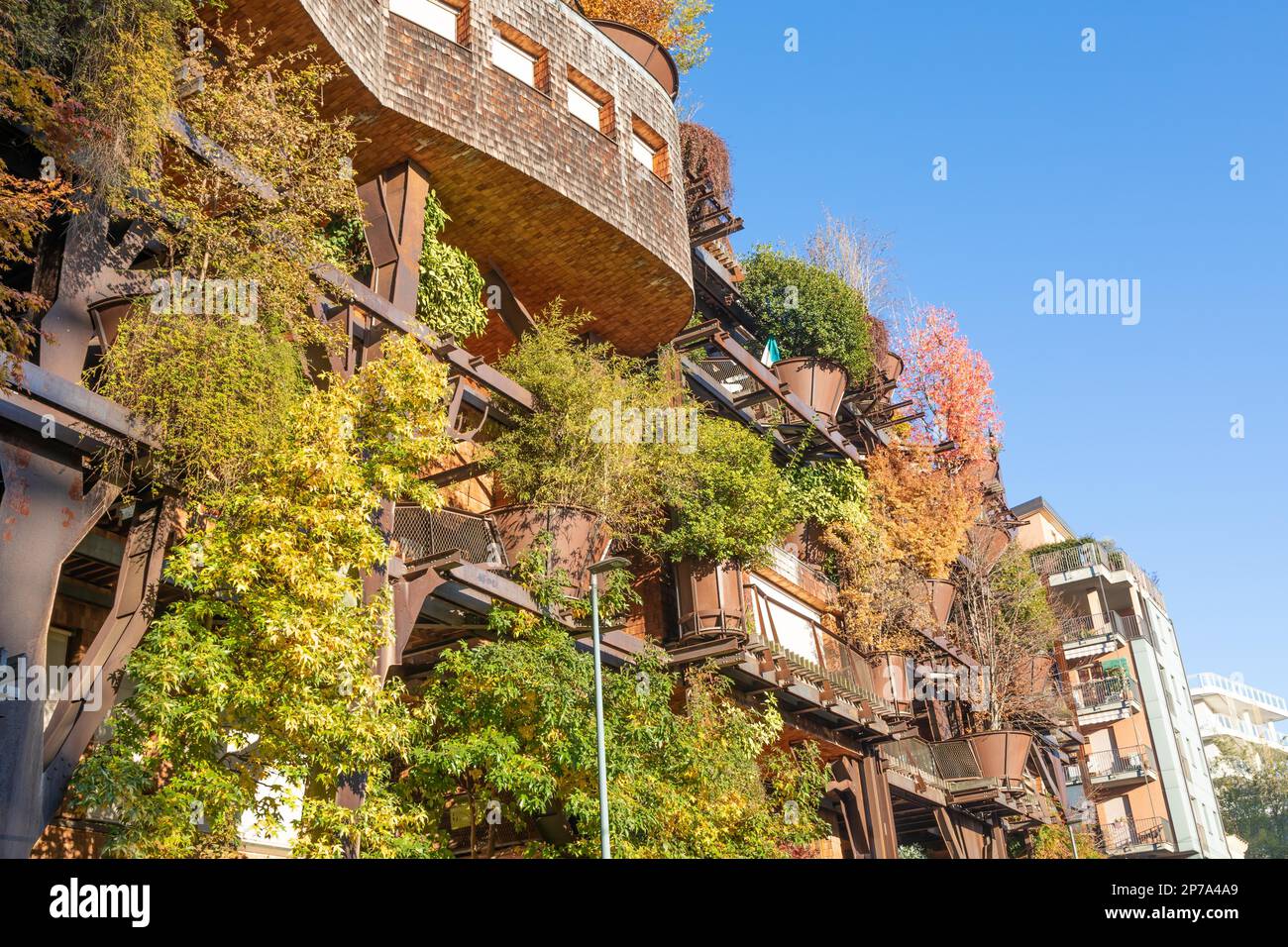 Turin, Italien - circa November 2021: Grüner Wohnungsbau. Außenansicht mit modernem Design, Pflanzen und Holz integriert. Dieses Treehouse Stockfoto