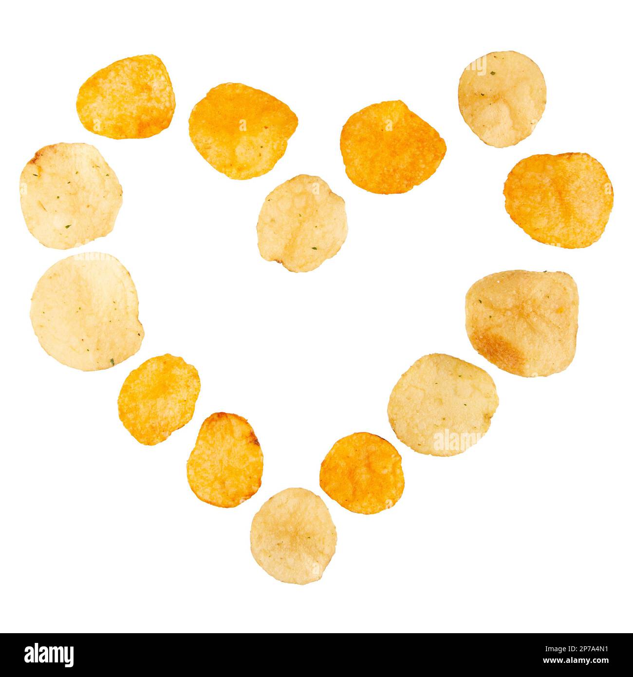 Isolierte Kartoffelchips in Herzform. Verlockende Mischung aus Rauch und herzhaft Stockfoto