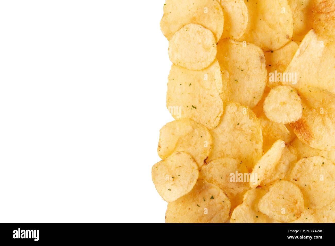 Rand der auf weißem Hintergrund isolierten Kartoffelchips. Leichte und luftige Leckerei mit einem würzigen Touch Stockfoto