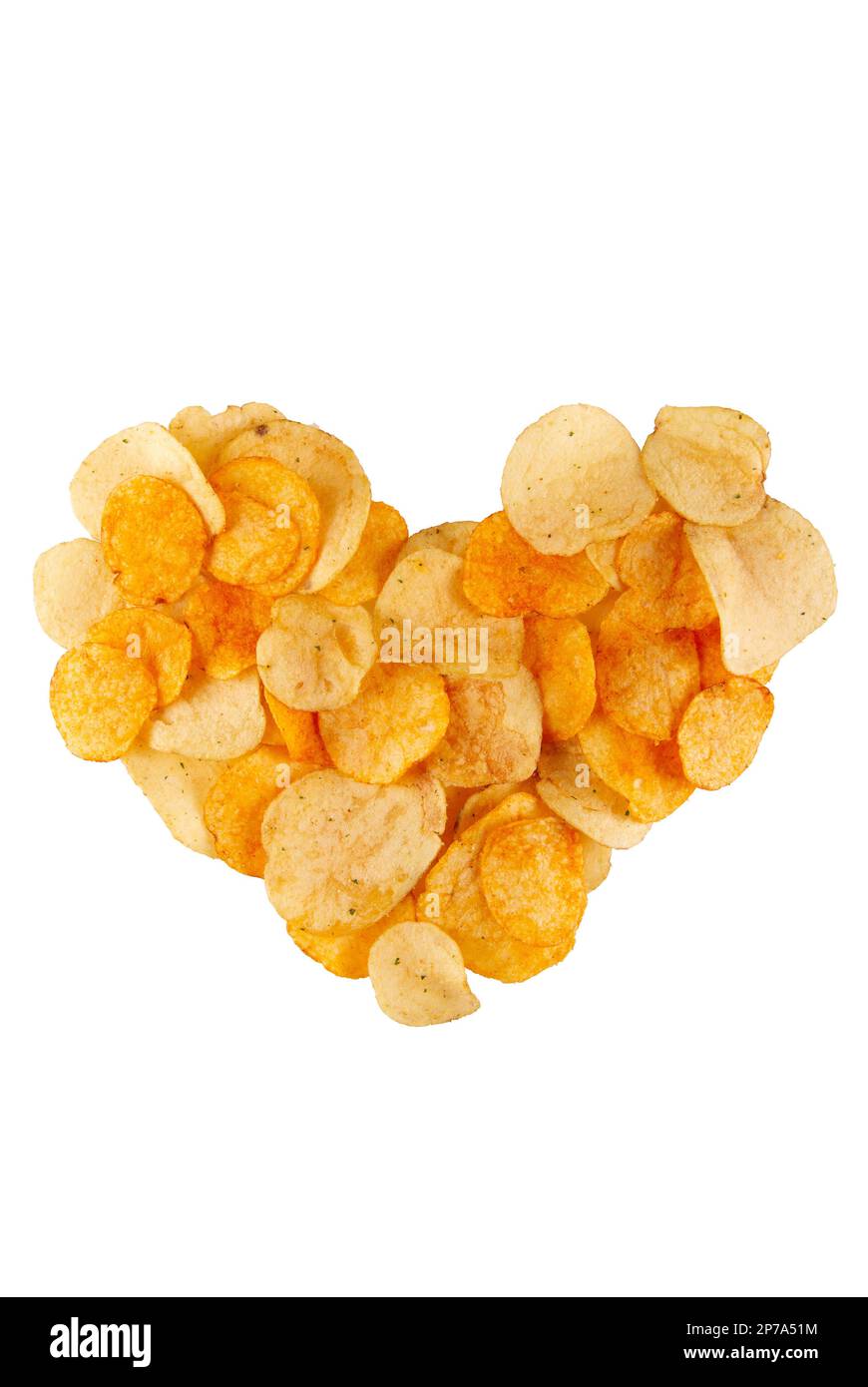 Kartoffelchips in Herzform, isoliert auf weißem Hintergrund. Herzhafter Imbiss mit einem leckeren Knuspern Stockfoto