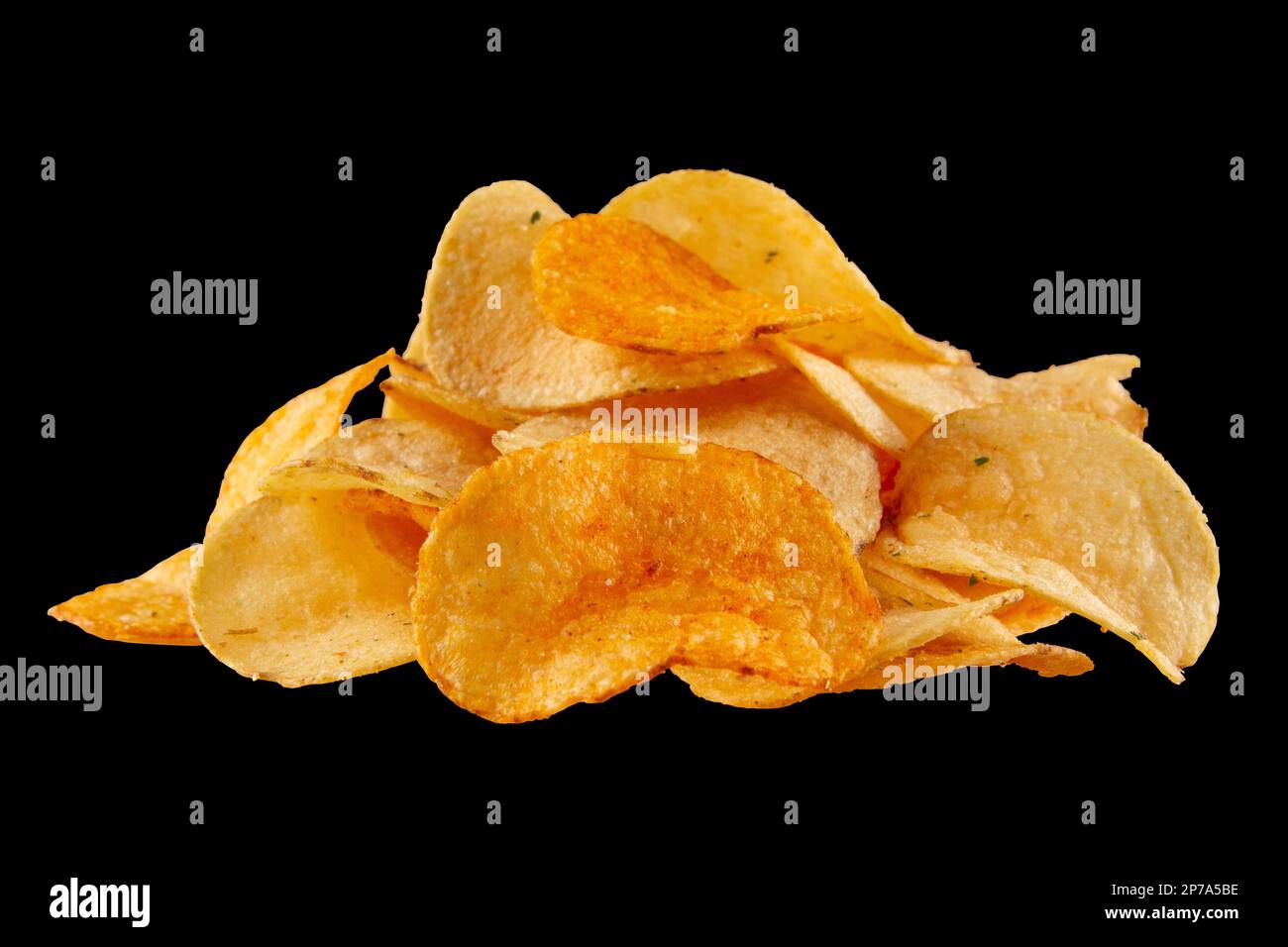 Ein Haufen Kartoffelchips, isoliert auf schwarzem Hintergrund. Knusprig beschichteter Chip, der sowohl herzhaft als auch befriedigend ist Stockfoto