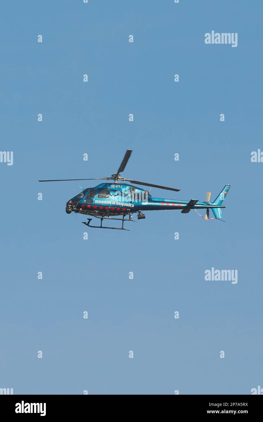 Barcelona, Spanien - 23. Februar 2023: Hubschrauber der Mossos d'Esquadra im Flug der Patrouille der Mossos d'Esquadra. Stockfoto