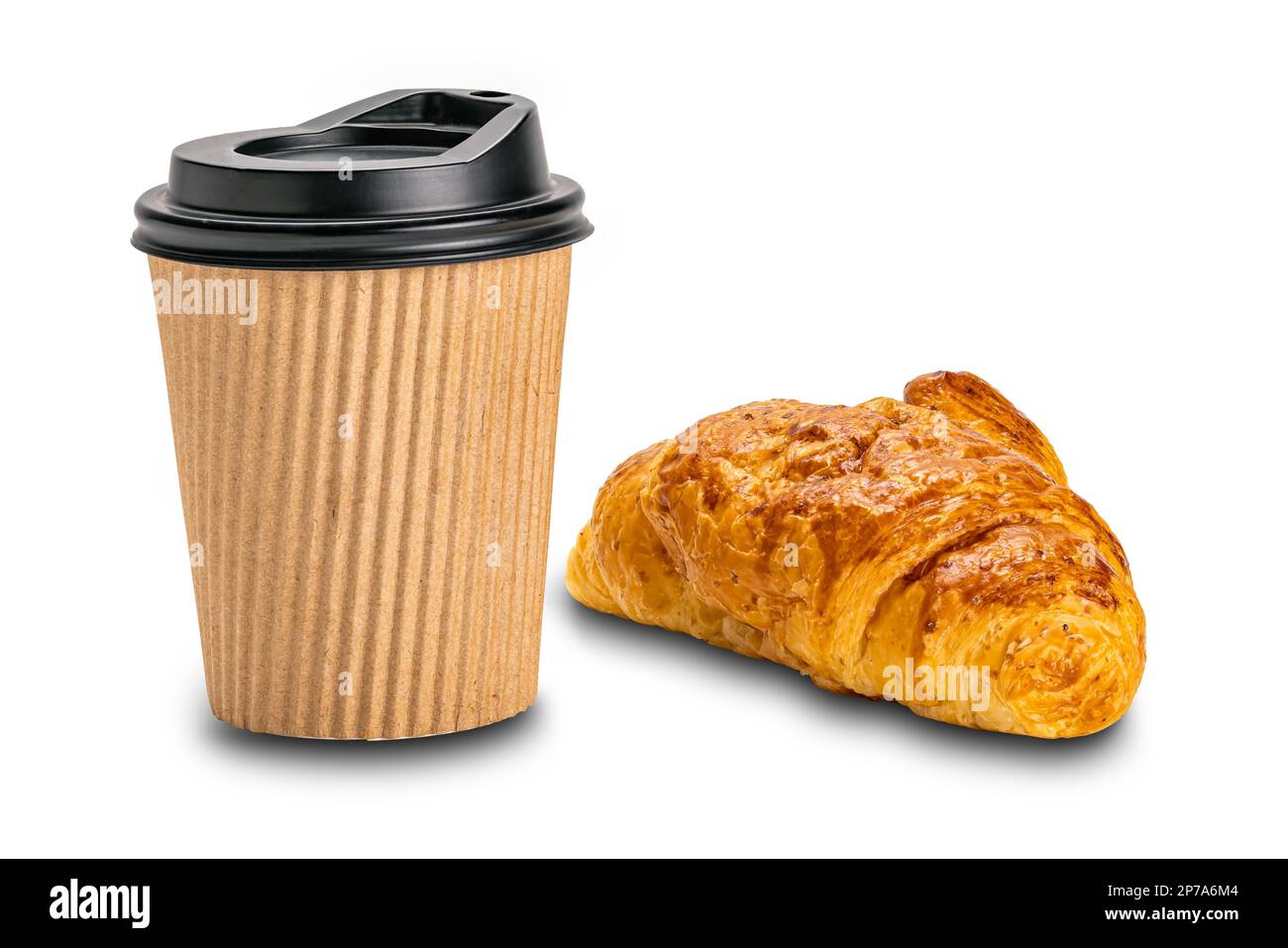 Ein frisches, hausgemachtes Croissant mit einer Papptasse Kaffee auf weißem Hintergrund mit Schneidepfad Stockfoto