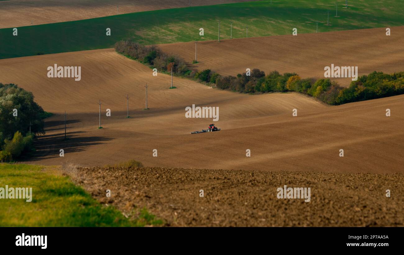 Arbeiten mit einem landwirtschaftlichen Traktor auf mährischen Feldern. Tschechische Republik, Mähren, Tschechische Republik, Europa Stockfoto