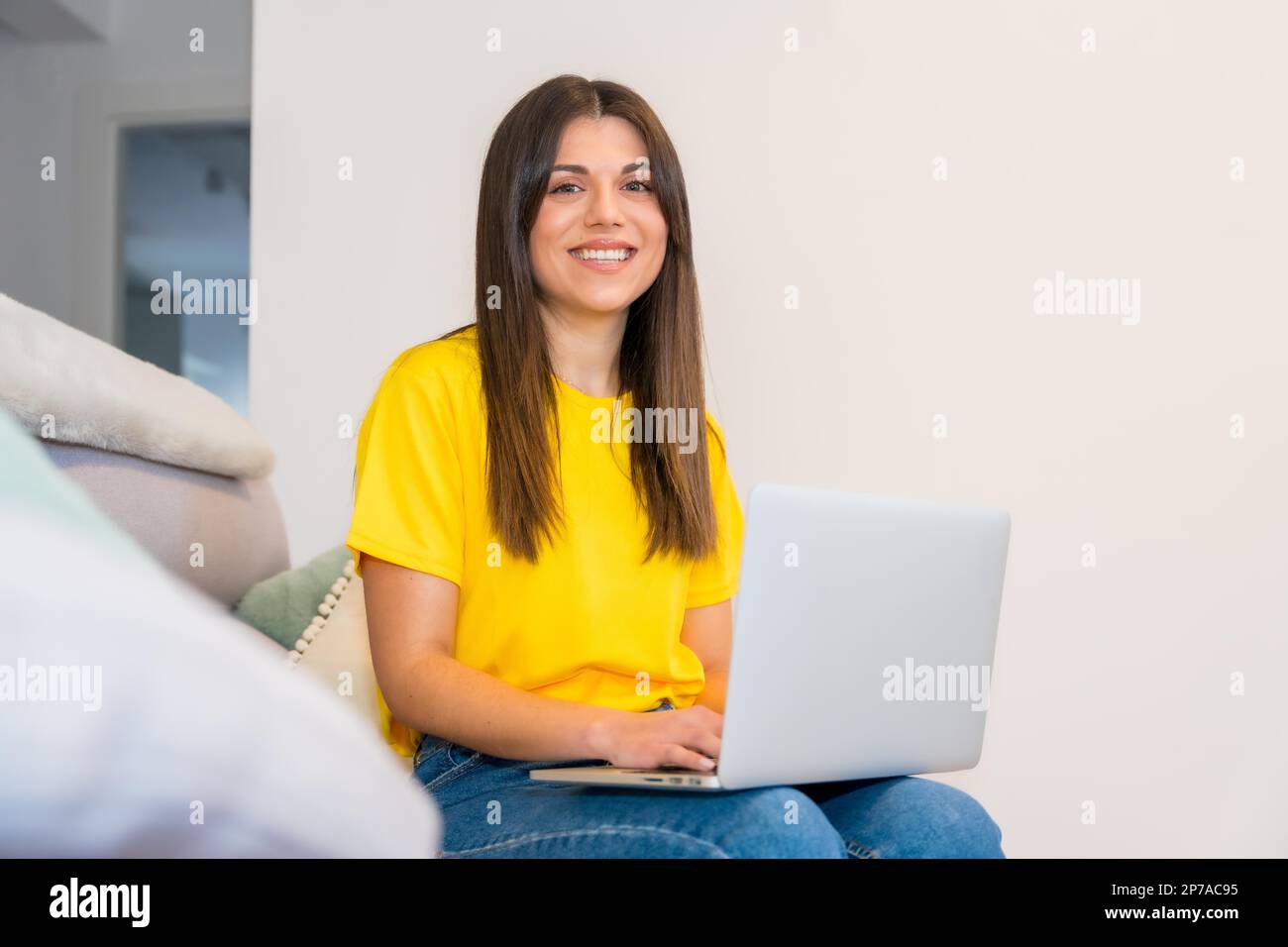 Porträt einer Frau mit Computer auf dem Sofa, Millennials, soziale Medien, Blog Stockfoto
