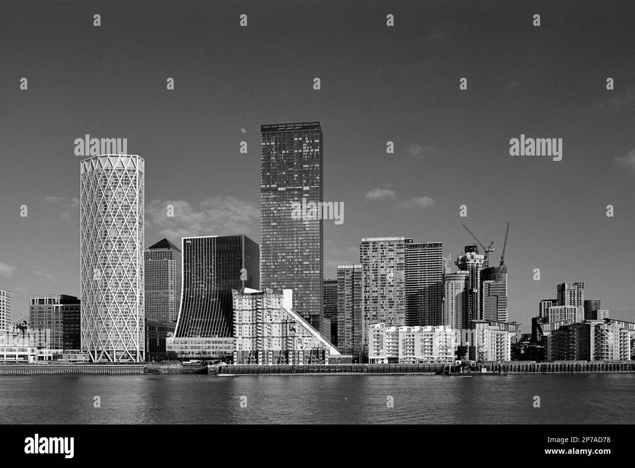 Skyline an der Canary Wharf, Isle of Dogs, London, Großbritannien, in Monochrom, vom Südufer der Themse aus gesehen Stockfoto