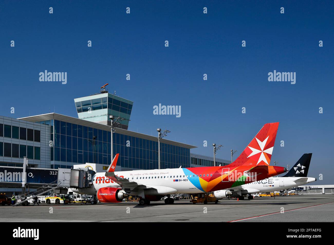 Air Malta Airbus A320 Neo vor dem Satellitenterminal 2, Flughafen München, Oberbayern, Bayern, Deutschland Stockfoto