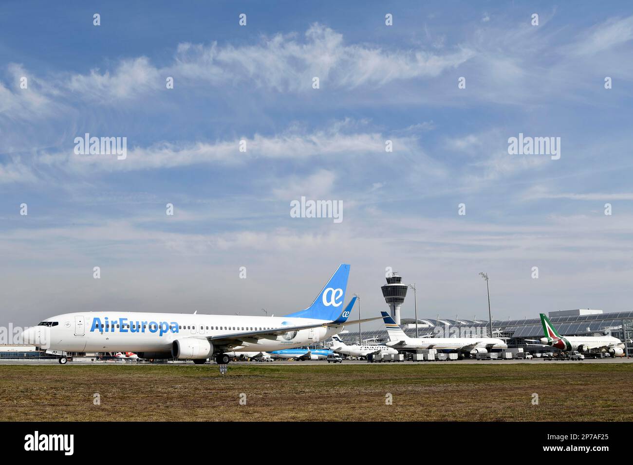 Air Europa Boeing B737-85 (WL) vor Terminal 1 mit Turm, Flughafen München, Oberbayern, Bayern, Deutschland Stockfoto