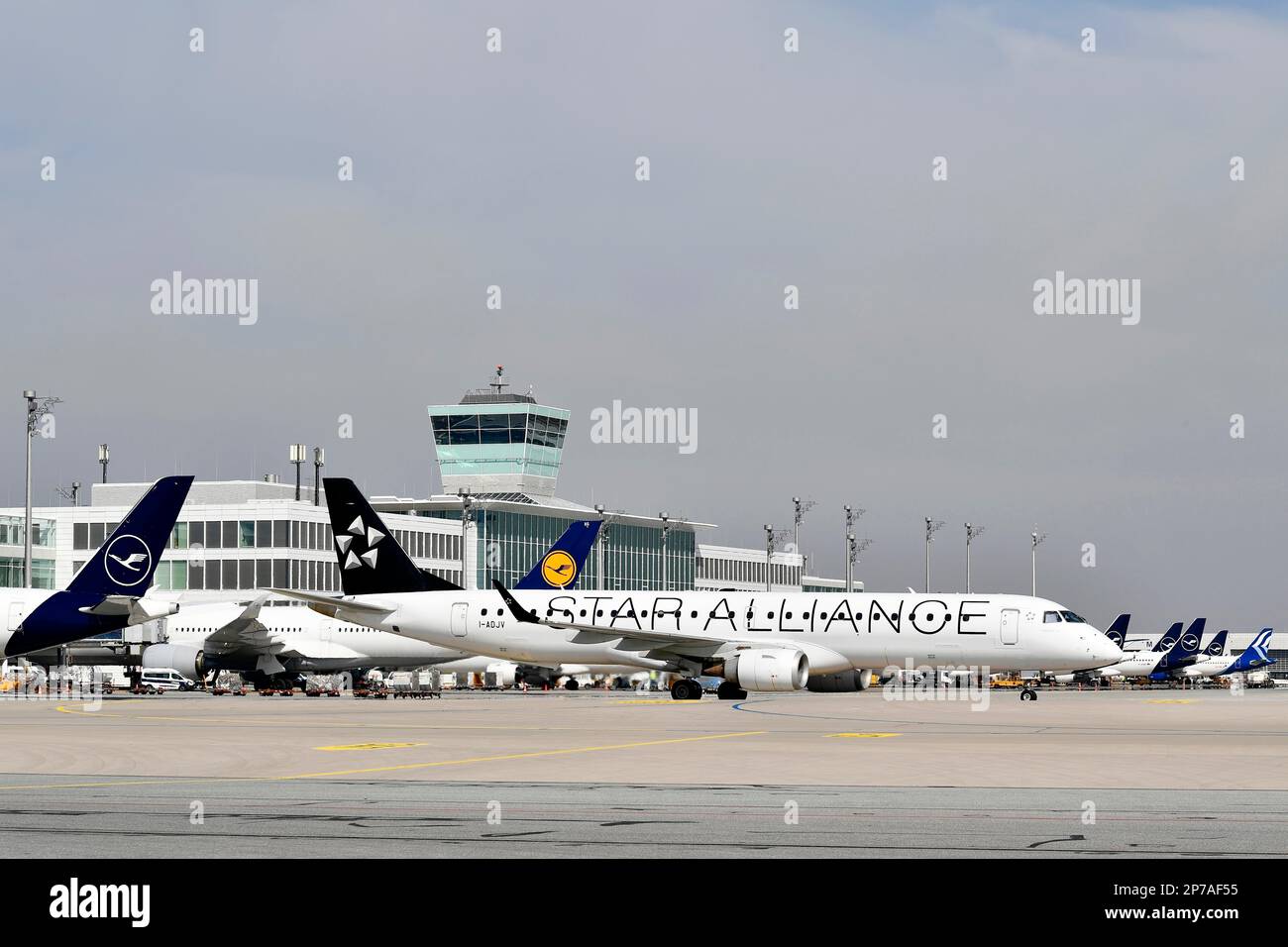 Star Alliance Air Dolomiti Embraer 195LR (ERJ-190-200 LR) Taxis vor dem Satellitenterminal 2, Flughafen München, Oberbayern, Bayern, Deutschland Stockfoto