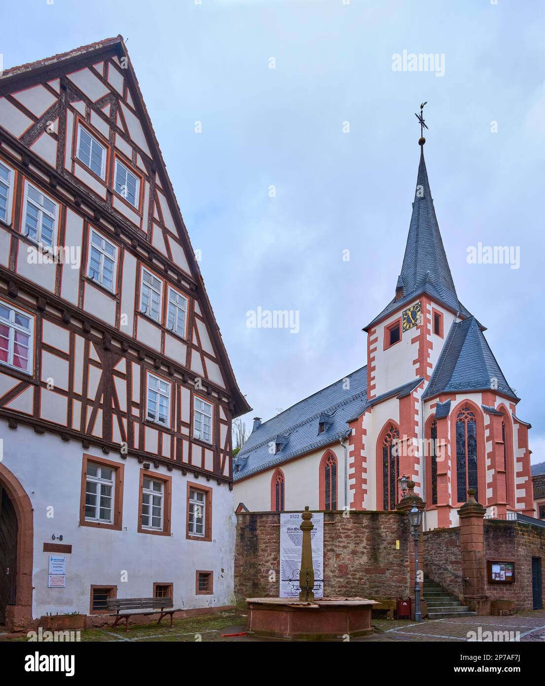 Die Evangelische Kirche Neckarsteinach ist ein spätgotisches Sakralgebäude in der Stadt Neckarsteinach, Stadt der vier Schlösser, Hessen, Deutschland. Stockfoto