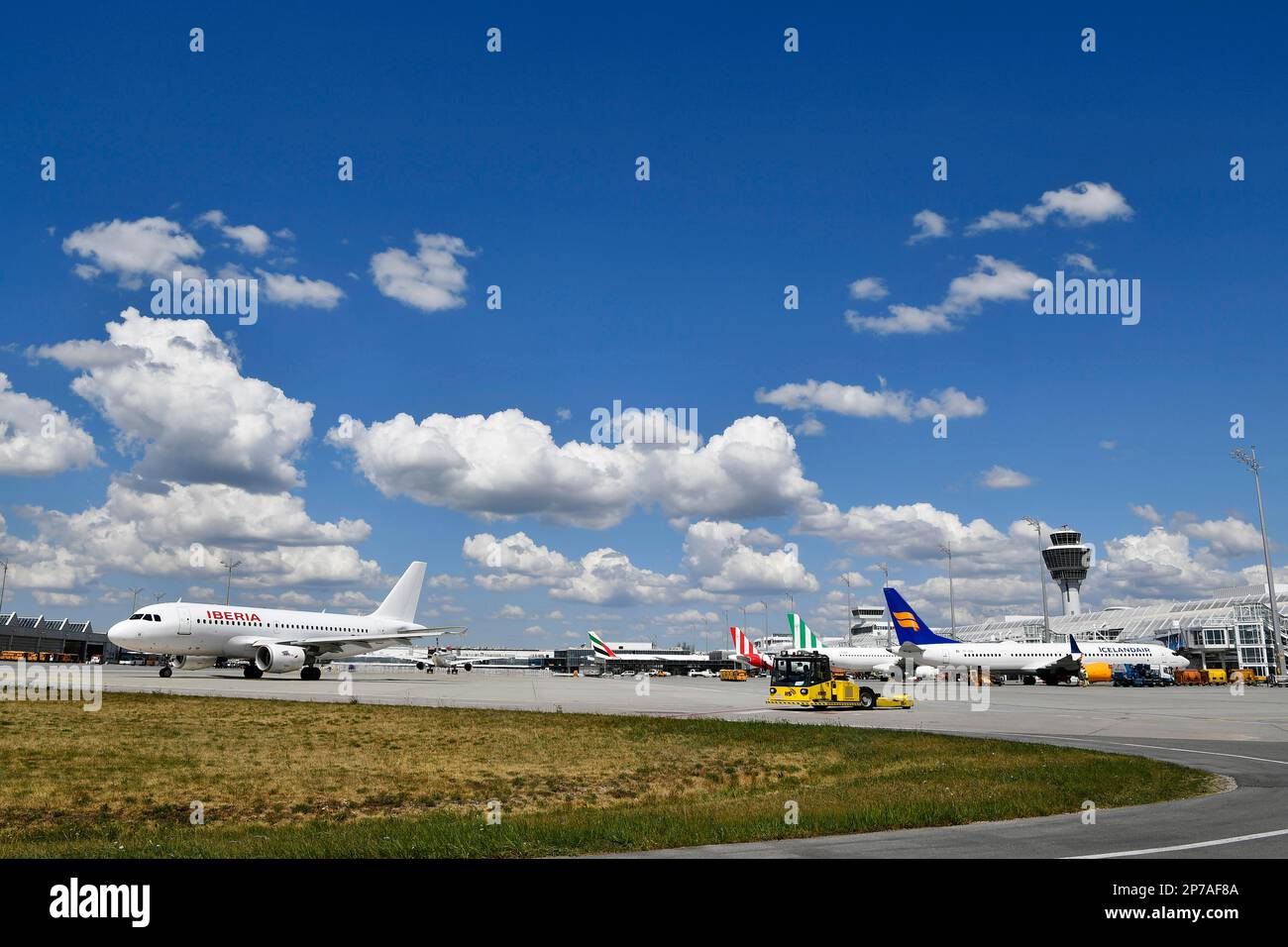 Iberia Airbus A319 vor dem Turm von Terminal 1with, Flughafen München, Oberbayern, Bayern, Deutschland Stockfoto