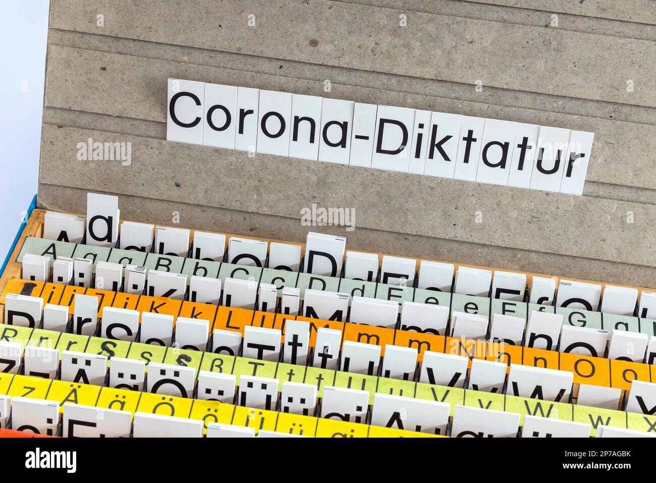 Die Diktatur von Corona ist Unword of the Year 2020, Studioaufnahme, Deutschland Stockfoto