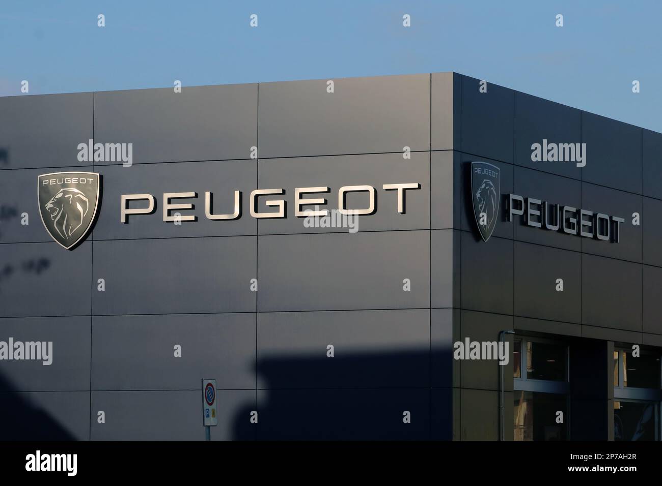 Italien, Jahr 2022, Peugeot Werbeschild, offizieller Autohändler, Leitartikel Stockfoto